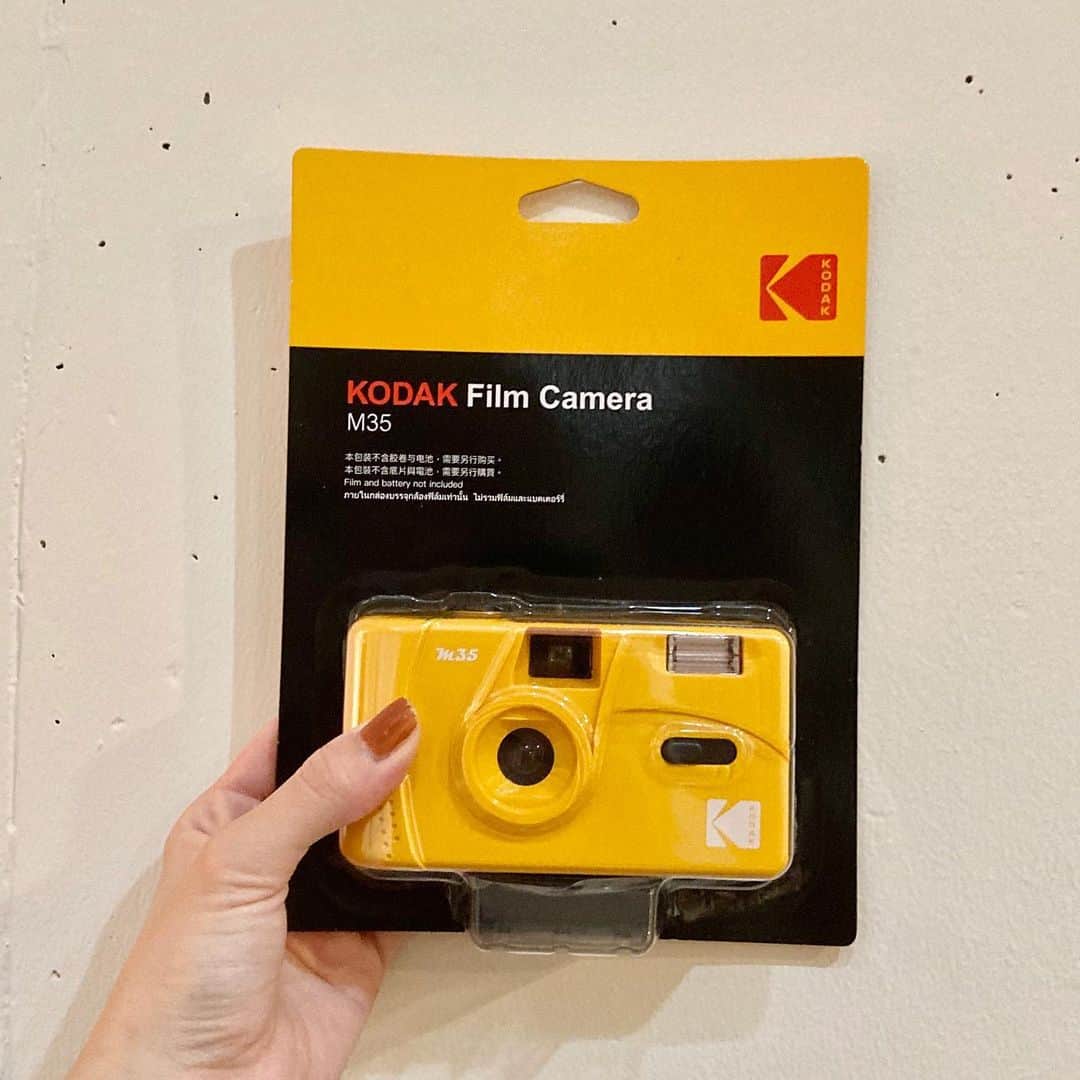 松永ちさとのインスタグラム：「New camera💛💛💛 filmをいれて何度も使える すきな黄色嬉しいな ♪♪ 記念すべき第1回目は失敗!!笑 #ガチャポンカメラ #filmcamera #kodak#yellowlov #chisadolcevita」
