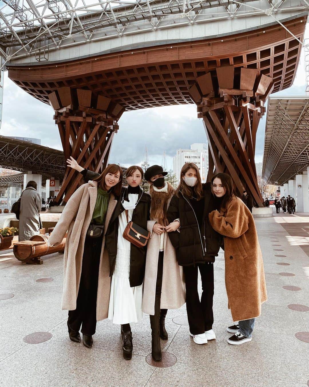 佐藤あずみのインスタグラム：「𝐊𝐀𝐍𝐀𝐙𝐀𝐖𝐀 𝐭𝐡𝐞 𝟐𝐧𝐝 𝐝𝐚𝐲❤︎  金沢駅、集合写真。 マスクでも思い出❤︎  ２日目のお昼はえりちゃんが探してくれた @sushi_takashima へ🍣  みんなが食べたかった念願の香箱ガニとガス海老も食べれて幸せ大満足！  最後にお漬物のお鮨をサービスしてくれました！  金沢の方みーんな優しい、、、❤︎  #travel #japan #japantravel #kanazawa #金沢 #金沢旅行 #女子旅 #女子旅コーデ #お寿司 #お鮨 #寿司 #香箱ガニ #ガス海老 #japanesefood」