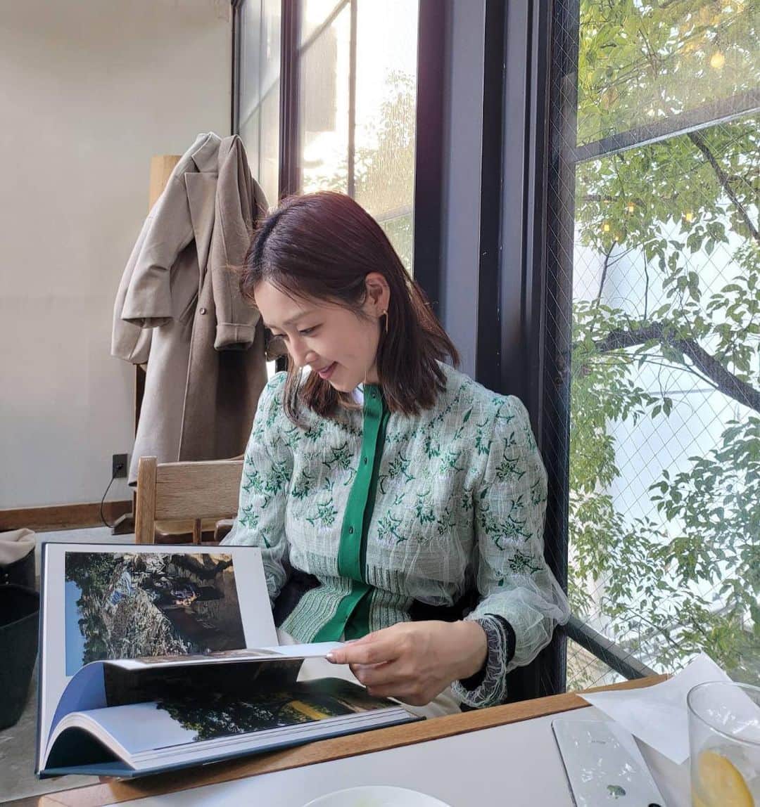 笛木優子のインスタグラム：「素敵な写真集に出会いました。📘 멋진 사진집과 만났어요 #신제섭 #신제섭작가님 #혜윰#갤러리혜윰」