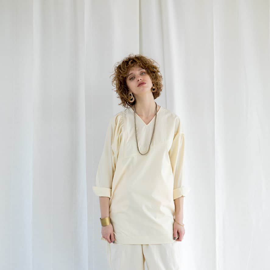 Shikica Tokyo & KiiRAのインスタグラム：「BEGIE DOLMAN TUNIC dowble rings . . #kiira #21aw #collection」