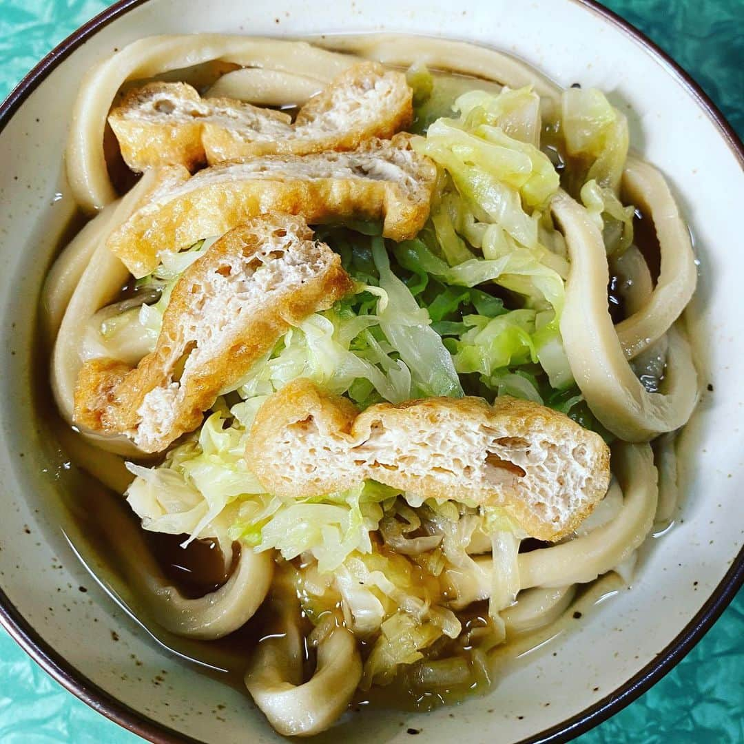 大宮エリーさんのインスタグラム写真 - (大宮エリーInstagram)「吉田のうどん きゃべつ入ってうまし 食べ応え 九州や京都、大阪、四国ともまた 違う、よしだのうどん #富士吉田市 #fujiyoshida」12月11日 12時46分 - ellie_omiya