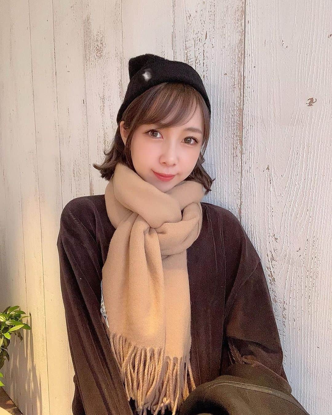 のインスタグラム：「マフラーデビューを果たしました☺︎︎﻿ ﻿ ﻿ ﻿ 今年は寒くなるのが少し遅かったので…﻿ ようやくマフラーを使う時がきました♩﻿ ﻿ ﻿ ﻿ 私の天敵は寒さとカエルなので﻿ とくにこの季節はマフラーが欠かせません🙋🏼‍♀️✨﻿ ﻿ ﻿ でも今日は全然寒くないので﻿ マフラー忘れました🙃🙃(笑)﻿ ﻿ ﻿ ﻿ 皆様の寒さ対策﻿ 教えてください〜！！﻿ ﻿ ﻿ ﻿ ﻿ ﻿ #オリックス #Bs2020 #BsGirls #オリ姫﻿ #野球 #プロ野球 #オリックスバファローズ #超革新系﻿ #野球女子　#野球好き　#京セラドーム大阪　﻿ #冬コーデ #ニット帽 #マフラー #冬服﻿ #baseball #ORIX #Buffaloes #BINNOVATION﻿ #MIYU #miyu_337  #🐼 ﻿」