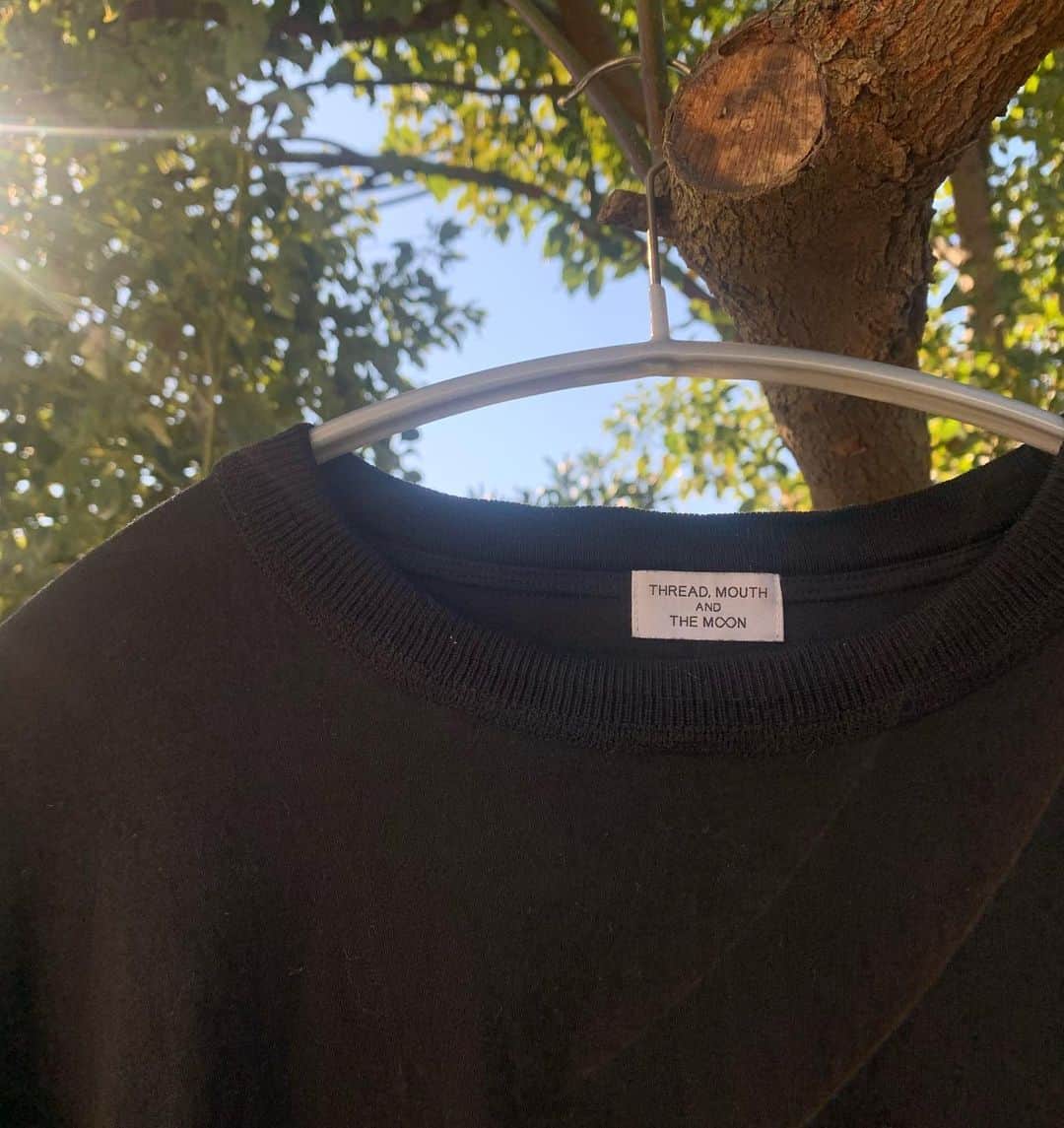 のインスタグラム：「少し前、夫にギフトした 男性のためのシルクブランドの インナーとパンツ🩲😆 @threadmouthandthemoon   本当はロンTとして着てほしいほど、 繊細なディテールで美しい。  外で頑張っている男の人たちほど お家で心からリラックス、心地よく過ごしてくれたら嬉しいですよね♡  #threadmouthandthemoon #新ブランド #12/15から　#自由が丘galerievieにて　#popupやるそうです #HPビジュアルもすごく素敵です」