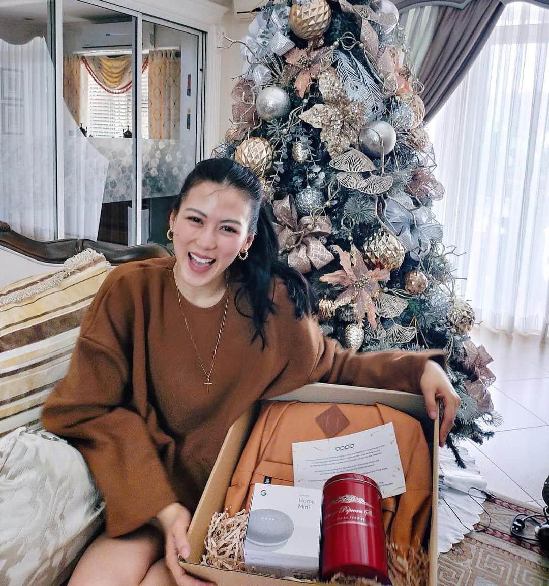 Alex Gonzagaさんのインスタグラム写真 - (Alex GonzagaInstagram)「Netizens!!! ‘Tis the season of gift giving!! And OPPO is giving away bonggang gifts you can give to your loved ones when you get the exclusive bundle promos of The Joy-Full OPPO Sales Livestream! Tomorrow we’ll be doing livestream in OPPO PH FB and our lazada page! Ang dami namin ipamimigay bukas dec12 5pm! See you! #OPPOJoyFullSale and #FindtheJoy on OPPO Joy Christmas Hunt! Visit @oppophilippines fb, twitter, ig and tiktok for more info ❤️」12月11日 12時51分 - cathygonzaga