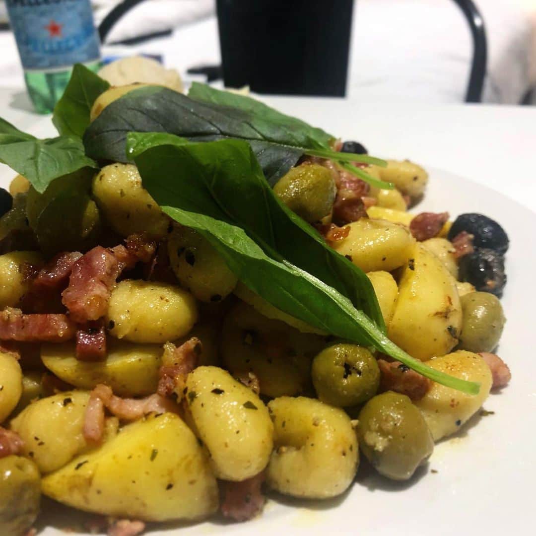 LAUNCHのインスタグラム：「LONDON🇬🇧  I get bored immediately after eating a little」
