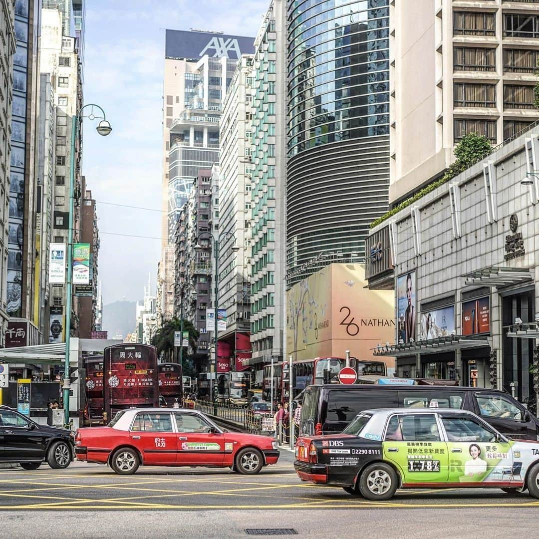 Discover Hong Kongさんのインスタグラム写真 - (Discover Hong KongInstagram)「A daily busy scene in Tsim Sha Tsui.  擺好相機，拍攝尖沙咀嘅繁忙時刻。 📷: @hellogitty #DiscoverHongKong #repost」12月11日 13時00分 - discoverhongkong