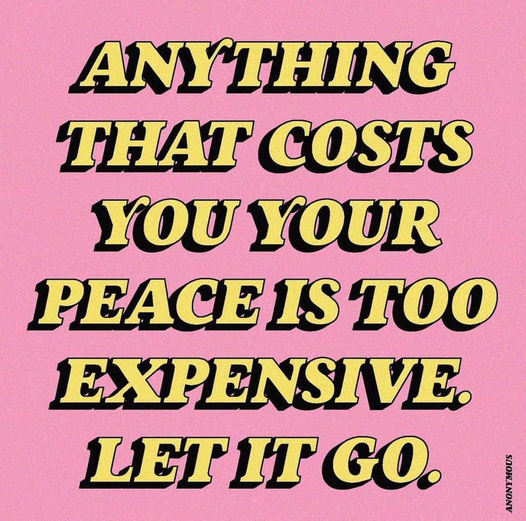 テス・ホリデーのインスタグラム：「As we are nearing the end of the year and the audacity is at an all time high, plz keep those boundaries firm bb’s! Art by @quotesbychristie ✨」