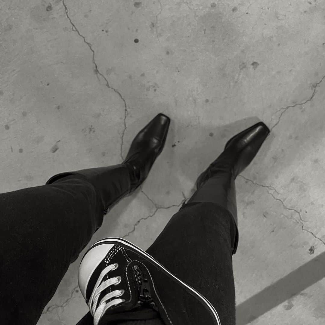 のインスタグラム：「今年買ったロングブーツ👢🖤 約1年近くヒール履いてなかったせいか 浮腫むし、脚の疲れを感じやすくなった..𓃀  でもこれはヒール低めで履きやすい✨ ׅ #longboots#boots#monotone#monochrome#koreanfashion#buyma#ロングブーツ#ブーツ#韓国ファッション」