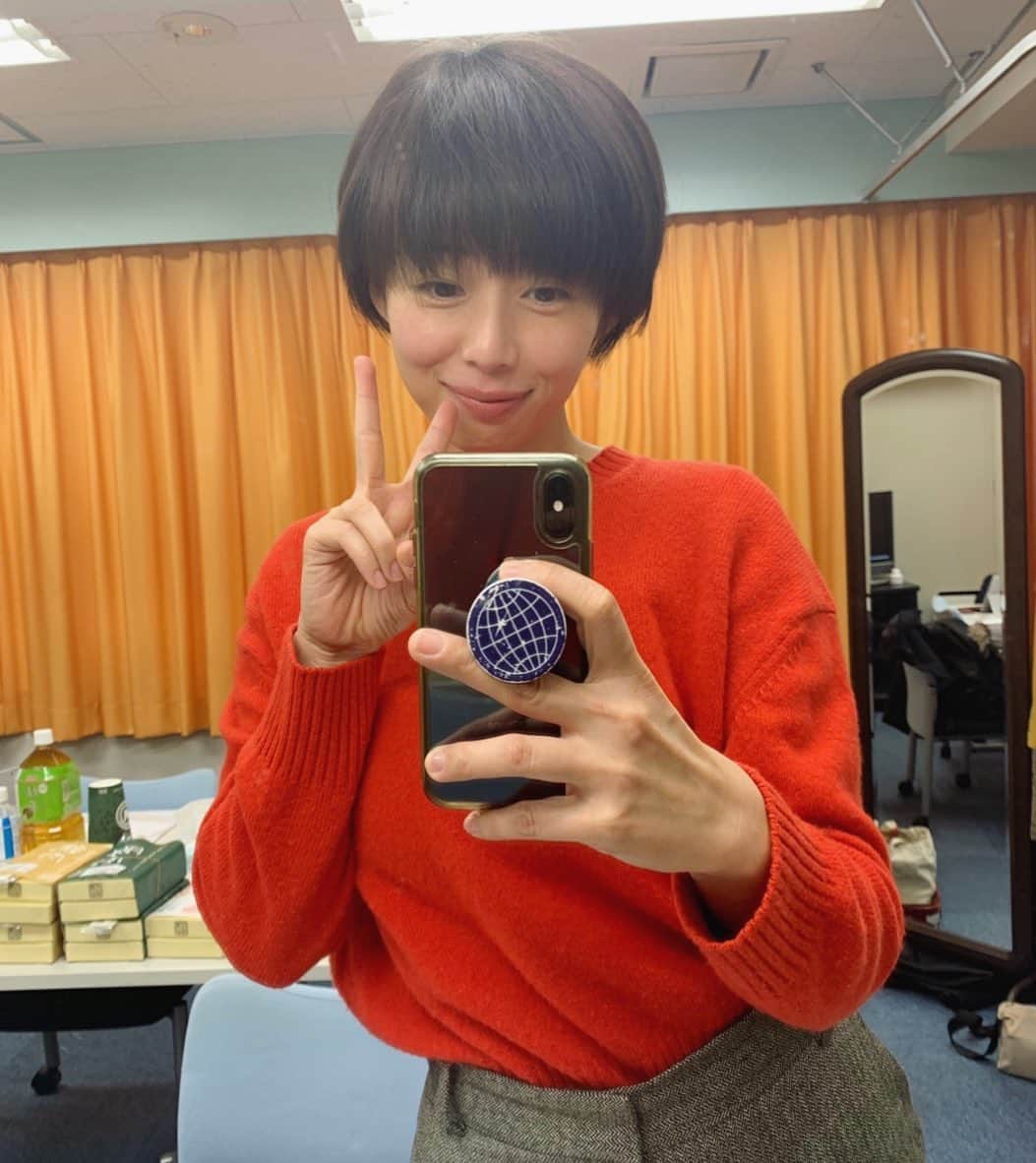 のインスタグラム：「. 朝のインスタを見た友達から、大丈夫？というLINEやメッセージがたくさんきたので。。。  私は元気です！笑  お仕事頑張ってきまーす😝💕 . #ご心配おかけしました #朝はいつもバタバタ #自分のせいなんだけどね」