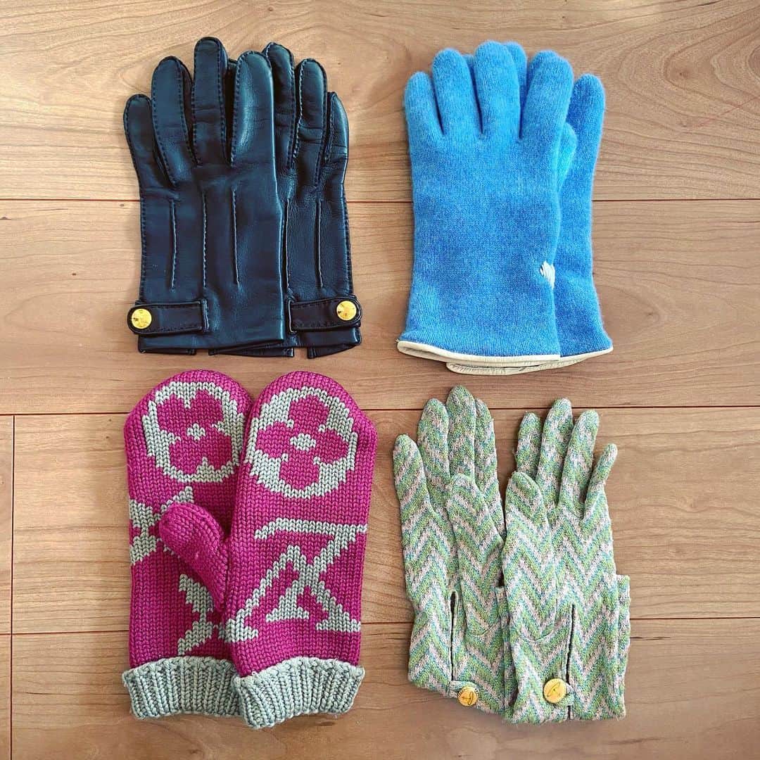 のインスタグラム：「🧤Winter gloves🧤 手袋だーい好き❣️ 頑張ればハイブランドのものも買えるお値段で出会えます✨ だが自転車用の安いのは絶対残しとかないとダメだなって、毎冬思う。（そして急場凌ぎで軍手使う） @shinguma さんに先日いただいたHERMESちゃんに穴が空いてたのでかがってみたよ🧵🪡🤍　 #今日のアクセサリー #accessoriesoftheday #gloves #手袋 #ミトン大好き #fashionitems」
