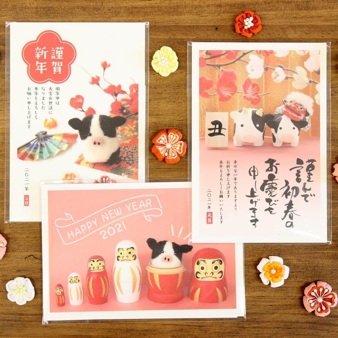 のインスタグラム：「こんにちは☀️﻿ ﻿ 昨日に引き続きフォト年賀🐄💕﻿ だるまの中に…あれ☺️笑﻿ お正月の華やかさ満載の年賀状✨﻿ ﻿ 是非、オンライン﻿ または店頭で﻿ お気に入りを見つけてみてください🎶﻿ ﻿ @furukawashiko #古川紙工 #古川紙工沼 #私の古川紙工2020 #手紙 #文房具好き #紙もの #紙もの好き  #美濃和紙 #文具 #文具好き #文具好きな人と繋がりたい #美濃市 #年賀状 #丑年 #丑 #うし年 #お年玉 #2021 #furukawashiko #letters #stationery #washi #minowashi #年賀 #年賀状デザイン #フォト年賀﻿ ﻿ 古川紙工の紙モノ(ぽち袋、のし袋、年賀状)が﻿ 新年を明るく楽しく迎えるきっかけになりますように✨」