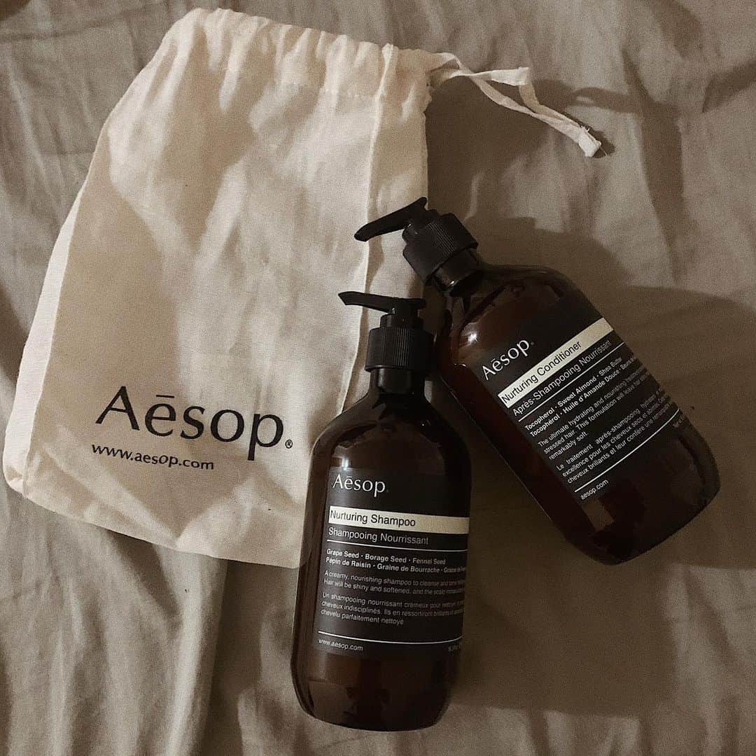 のインスタグラム：「ブリーチしているのでシャンプーとコンディショナー替えてみた🌱🧡  ええ匂いですわ〜  #aesop #shampoo #conditioner #skincare  #haircare #organic」