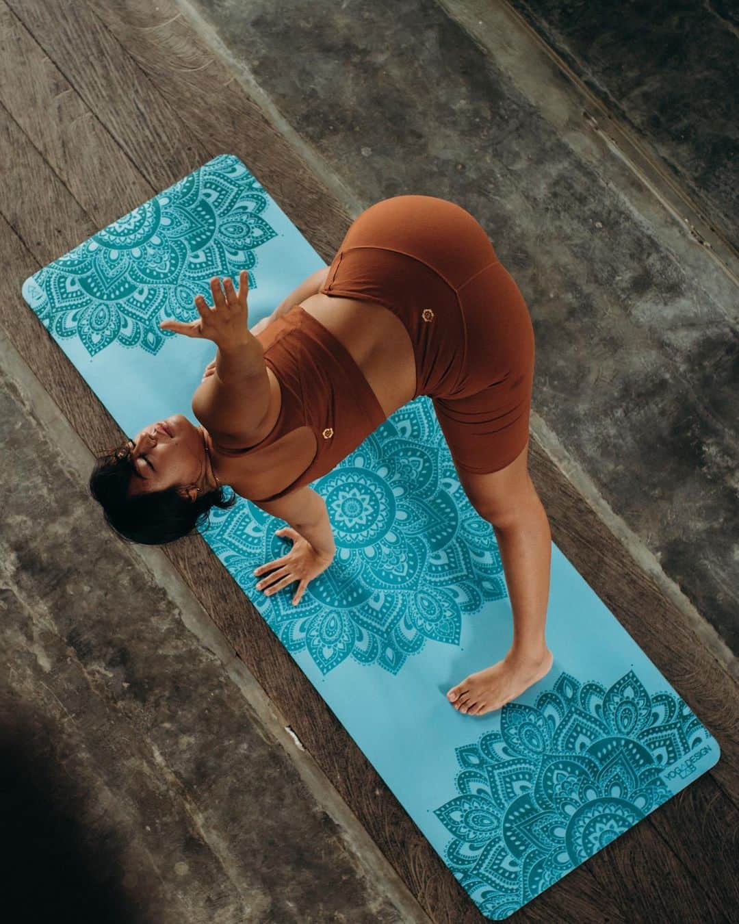 ヨガデザインラボ Yoga Design Labさんのインスタグラム写真 - (ヨガデザインラボ Yoga Design LabInstagram)「人気の滑らないヨガマット。インフィニティマット5mm「マンダラ・アクア」。Amazon に再入荷しています！ . . . 📷 @bookofayogi  . . . . . #yoga #bali #yogamat #yogadesignlabjapan #ヨガ #ヨガマット #ヨガデザインラボ #バリ島 #ヨガインストラクター #ヨガスタジオ #人気 #ボディメイク」12月11日 13時14分 - yogadesignlabjapan