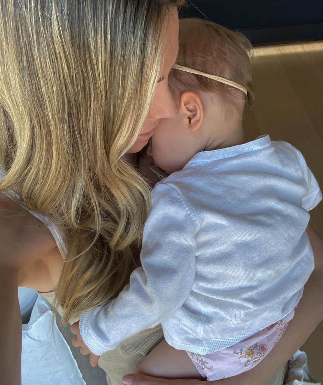 ジェニファー・ホーキンスのインスタグラム：「My little Frankie girl.. so sooky today & only wants to nap ‘on’ me! 🥺💞 (Can’t get anything done, but don’t mind the cuddles!!) #mumlife  @jbronze__」