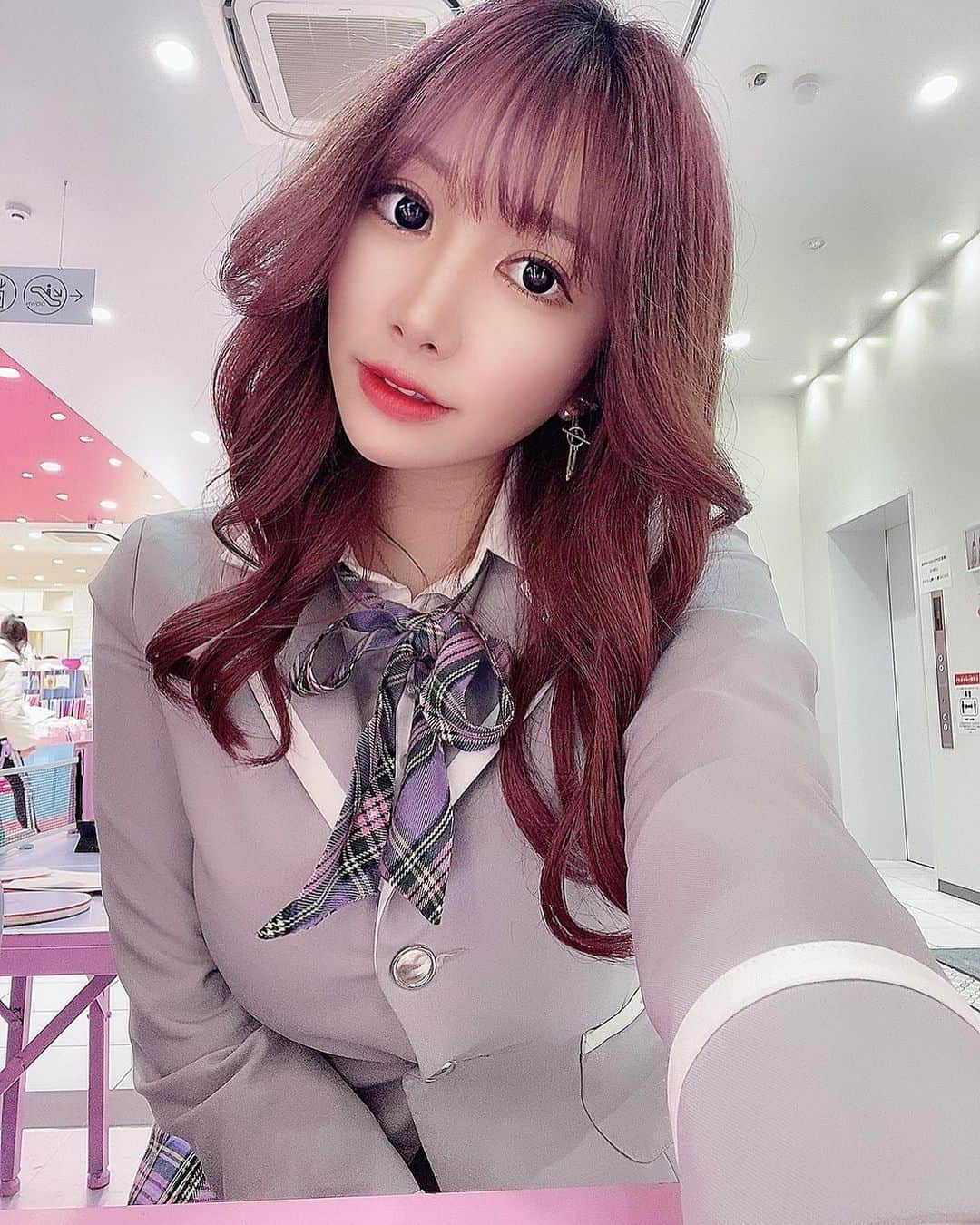 若月みいなさんのインスタグラム写真 - (若月みいなInstagram)「韓国の制服きゃわ🥴💜ちょあ🥴💖 #韓国制服  #교복  #choa  #choa_japan  #좋아  #学生時代ブレザー着たかったぁ  #26歳児に制服は限界突破」12月11日 13時19分 - wakatsuki_cmore
