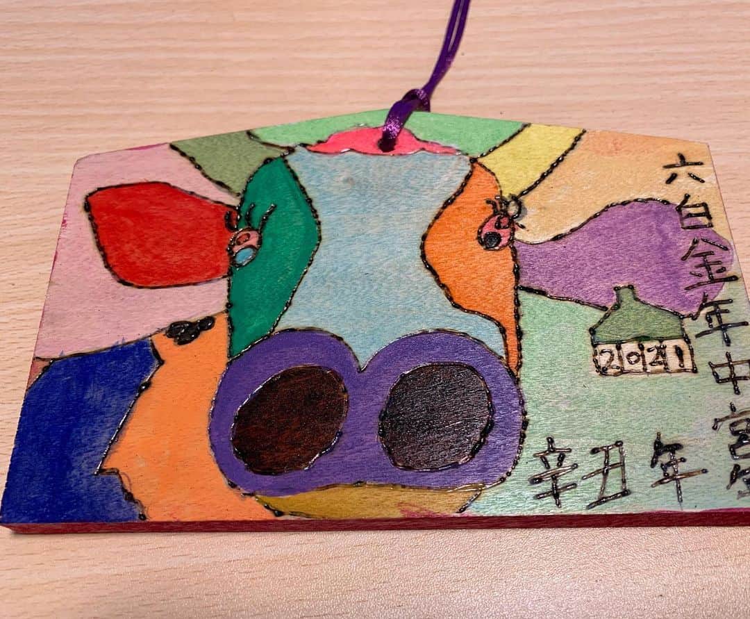 上田昌幸のインスタグラム：「もー🐮 来年の絵馬を作りました。 よめちゃんとの合作です‼️ 大満足😆  #丑年 #山下健一郎先生 #絵馬作り #ワークショップ #はい、隠れミッキーいますけど何か？」