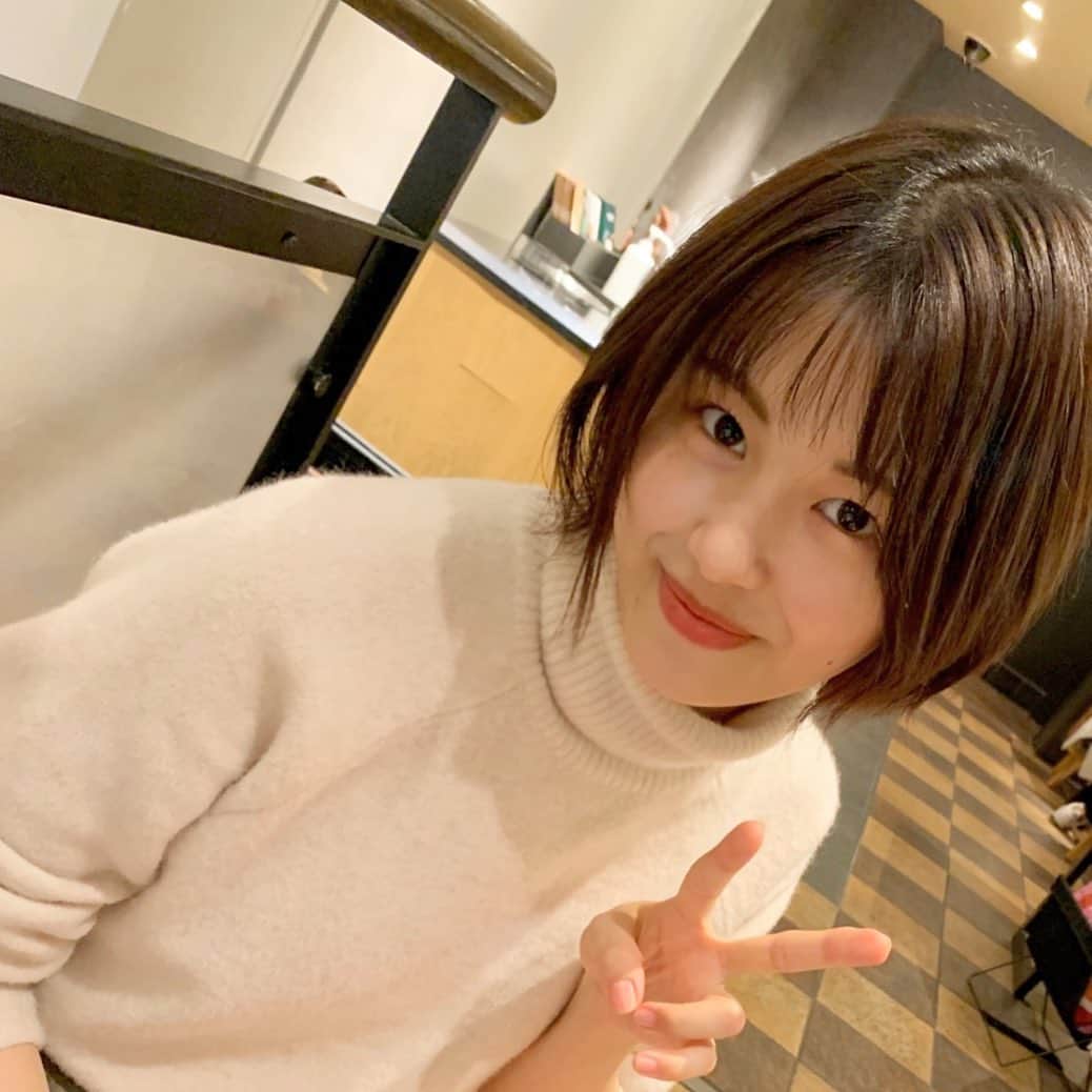 のインスタグラム：「友達に撮ってもらった写真🧡 （ピースが中途半端…😱）」