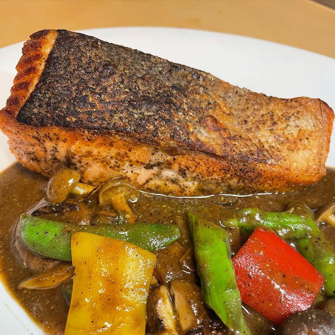 のインスタグラム：「One of Matsuhisa’s signature dishes  #wasabipeppersauce  #salmon  About 40 years ago, when I was making sushi at the counter, customers put a lot of wasabi in a lot of soy sauce and put it on and ate sushi. Seeing that, this sauce was completed ✅ 😊@matsuhisabeverlyhills @nobumatsuhisa_dinnerware」