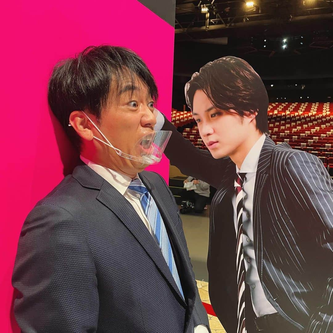 のインスタグラム：「安住アナ🐸に #壁ドォォン✋  ただ今 #キュンフェス にて、赤坂くん壁ドォォン✋等身大パネル(音声あり)絶賛展示中です‼️ 皆さん、是非メガネかけて優子さんになり切ってみてくださいね👓❤️ https://www.tbs.co.jp/stagearound/kyun-fes/ #tbs #金曜ドラマ #恋する母たち #こいはは #だめキュン #安住アナ🐸 #優子さんになり切っています #ありがとうございます‼️」