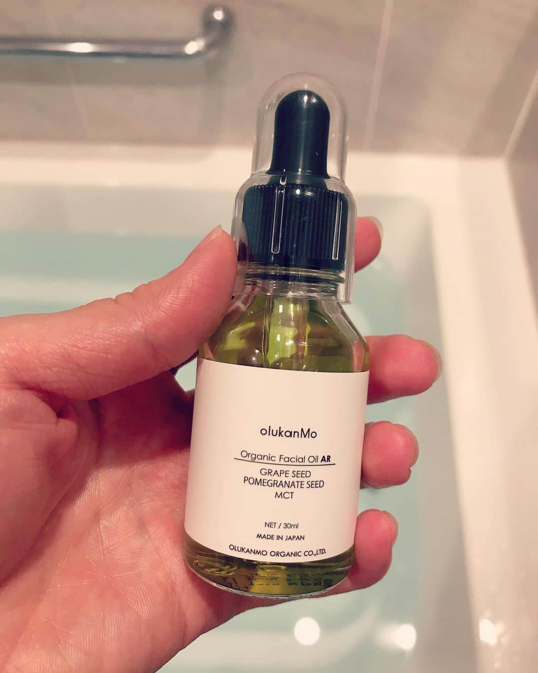 木野園子のインスタグラム：「ストーリーズにも載せたOLUKANMO ORGANIC @olukanmo_organic のオーガニックフェイシャルオイルのエイジングケア。私はクレンジングをしてお風呂に入るときに塗っています✨最近お友達に教えてもらったオススメ🤍次の日の肌がモチモチになる‼️  #olukanmo #olukanmoorganic #facialoil #オルカンモ #オルガンモオーガニック #フェイシャルオイル #エイジングケア #オイル美容 #skincare #beauty  #スキンケア #ビューティ」
