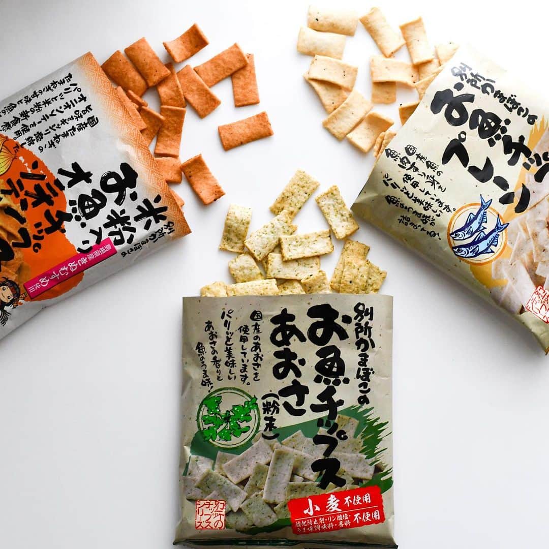 のインスタグラム：「・ 「別所蒲鉾　別所かまぼこのお魚チップス　プレーン/オニオン/あおさ　各40g」  かまぼこ屋さんが作った美味しいおやつの紹介です！  国産魚肉すり身をベースに、無添加かまぼこ製造のノウハウを応用した美味しいスナック。  リン酸塩、うま味調味料、酸化防止剤、遺伝子組み換え農産物を一切使用せずに作られています。  心地よい硬さがやみつきになること間違い無し！  小麦粉不使用なので、「小麦アレルギー」の方にもお召し上がりいただけます。  #ビオラル #bioral #bio-ral #ビオラル靭店 #スーパーライフ #ライフコーポレーション #阿波座 #靭公園 #ライフ #ナチュラルスーパーマーケット #ナチュラルマーケット #別所蒲鉾 #別所かまぼこのお魚チップス #魚のスナック #魚のおやつ #無添加スナック #無添加おやつ #酸化防止剤不使用 #遺伝子組み換え不使用 #小麦粉不使用 #小麦アレルギー」