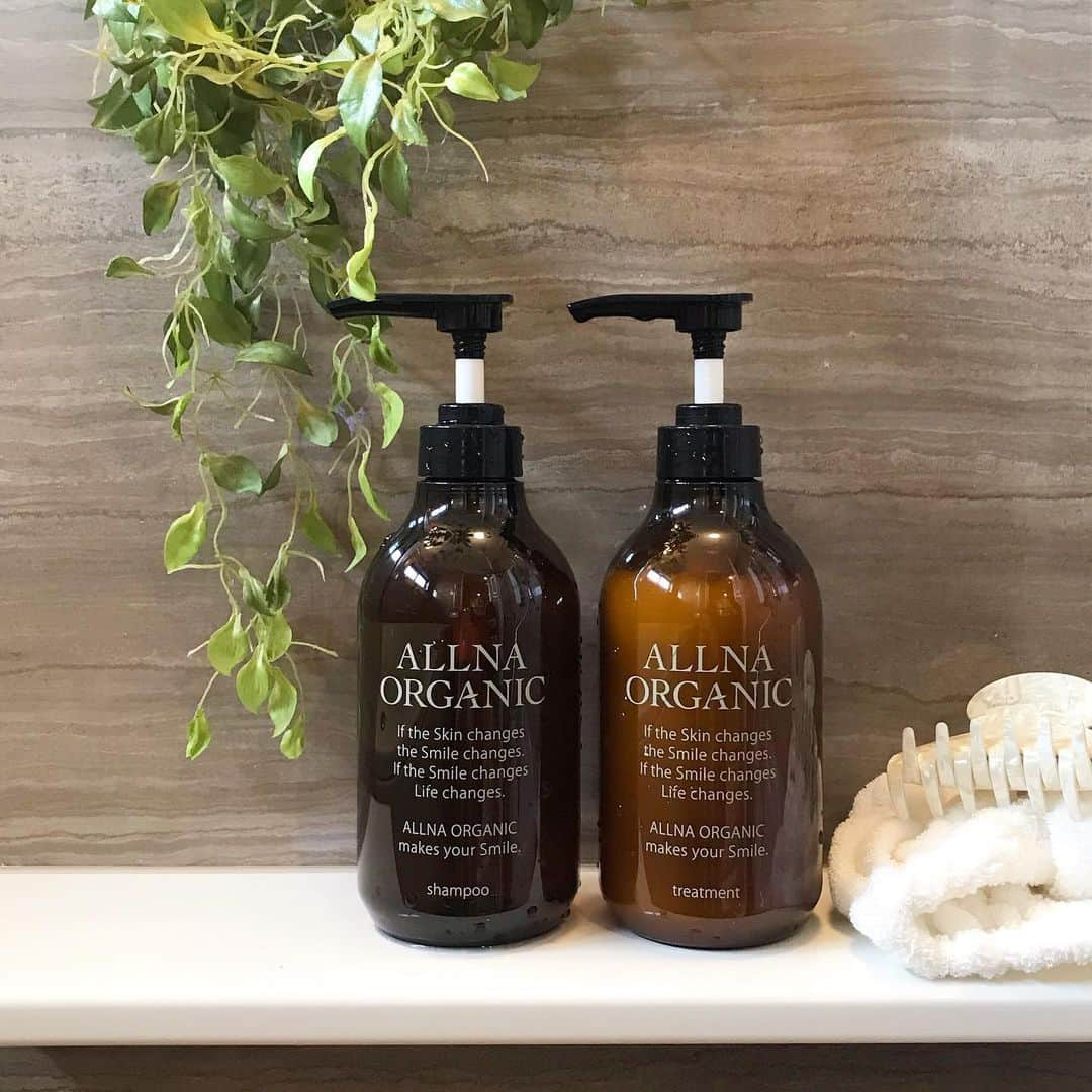 mario_dozonoさんのインスタグラム写真 - (mario_dozonoInstagram)「* 🌿🌿🌿 @allna_organic のシャンプーとトリートメント❤︎ * 周りの評判が良くて、以前から気になって使ってみたかったヘアケアアイテム。 * 今では私もファンになり、バスタイムの楽しみの一つに🛁 * 香りと泡立ちも好きだけど、乾いた髪が根元からしっかり立ち上がってふんわりボリュームアップする感じも好き☺️✨ * 髪のハリやボリューム感ってけっこう年齢を物語ってしまうものだから。 40代目前でいいものに出会えたなって思う🥰 * * * クーポン頂いたので良かったら使ってください↓↓↓✨ * 10%OFFクーポンコード：GZDFFGA5 クーポン利用期間：2021/01/01 23:59 まで アイテムページはストーリーに載せてます✔️ * * * #haircare #haircareroutine #ALLNAORGANIC #pr #bathtime #オルナオーガニック #オーガニックコスメ #オーガニックシャンプー #シャンプー #トリートメント #オーガニック #ヘアケア #美髪 #美髪ケア #素顔の私を好きになる #艶髪 #美容好き #美容好きさんと繋がりたい #コスメ好き #コスメ好きな人と繋がりたい #バスタイム #コスメレポ #アットコスメ #お気に入りコスメ」12月11日 13時34分 - mario_dozono