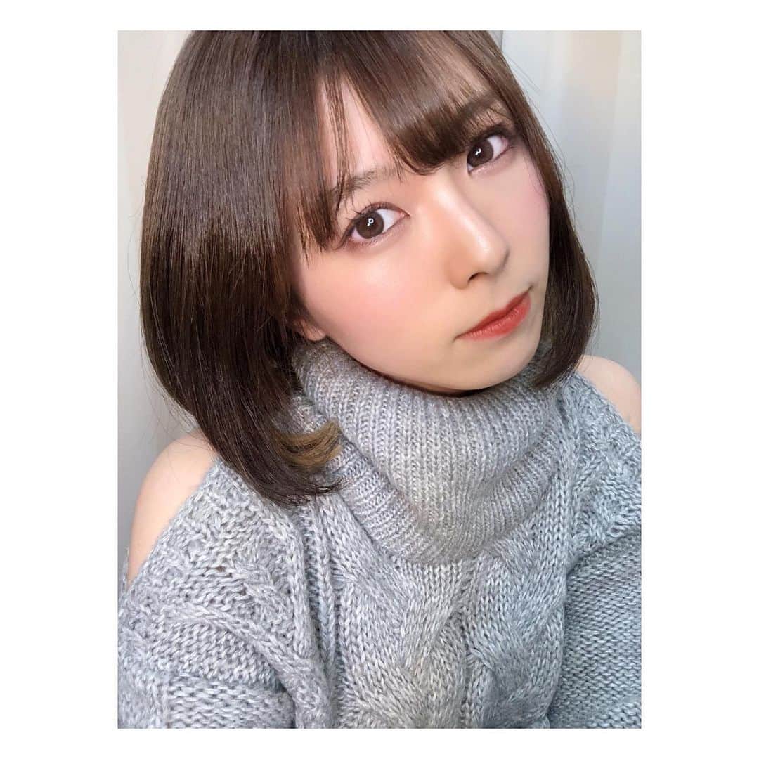 森脇加奈子のインスタグラム：「🧶  結構長い間気に入っているニットワンピ！ 正直なところ肩は寒いです。 髪伸びて来たなあ。  リップはMACのマラケシュ〜！ オキニ〜！！！ #ニットワンピ #首の座ってないオンナ」