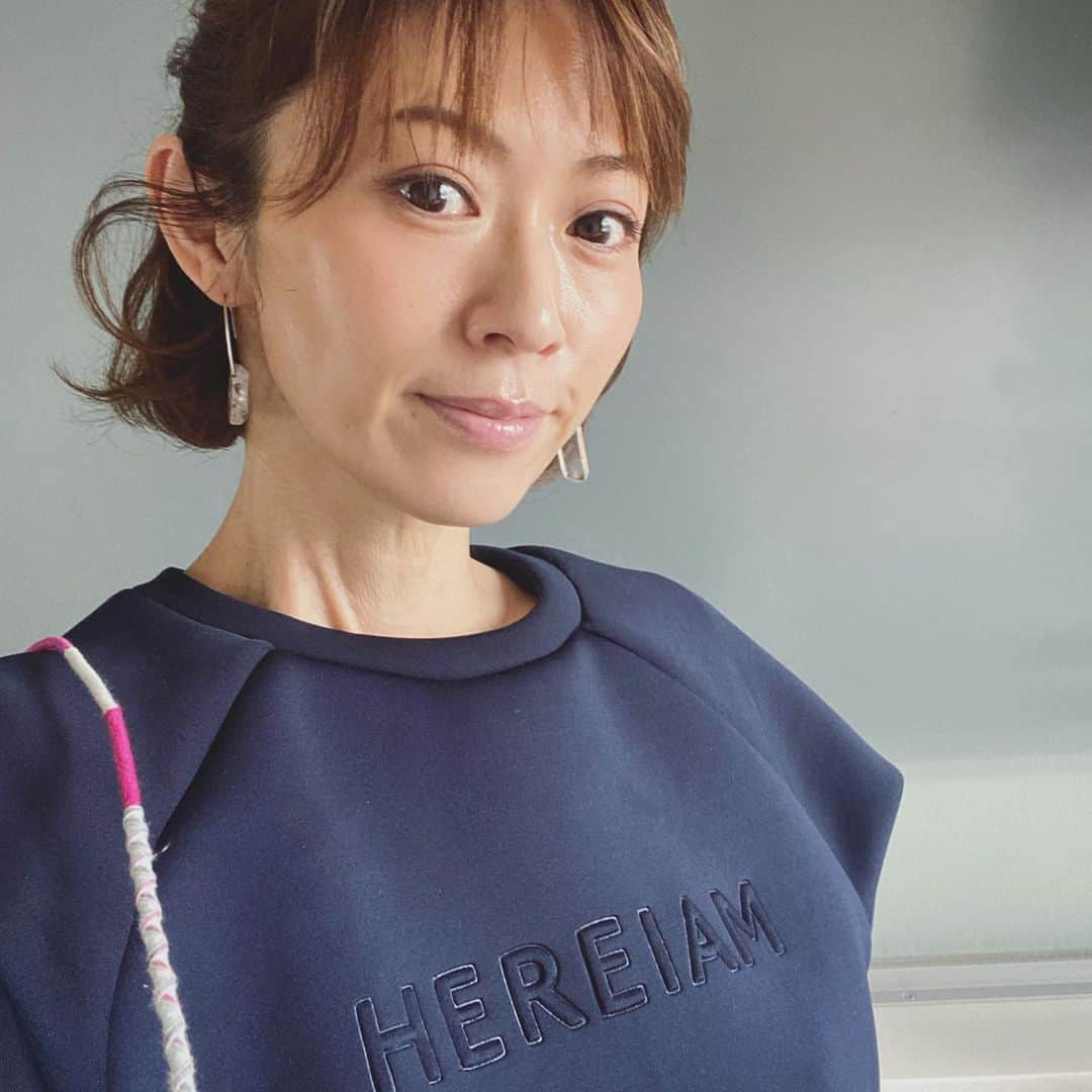 畑野ひろ子のインスタグラム：「@hereiam.official のトレーナー。 つい選んじゃうくらい軽くて着やすい👍👍」