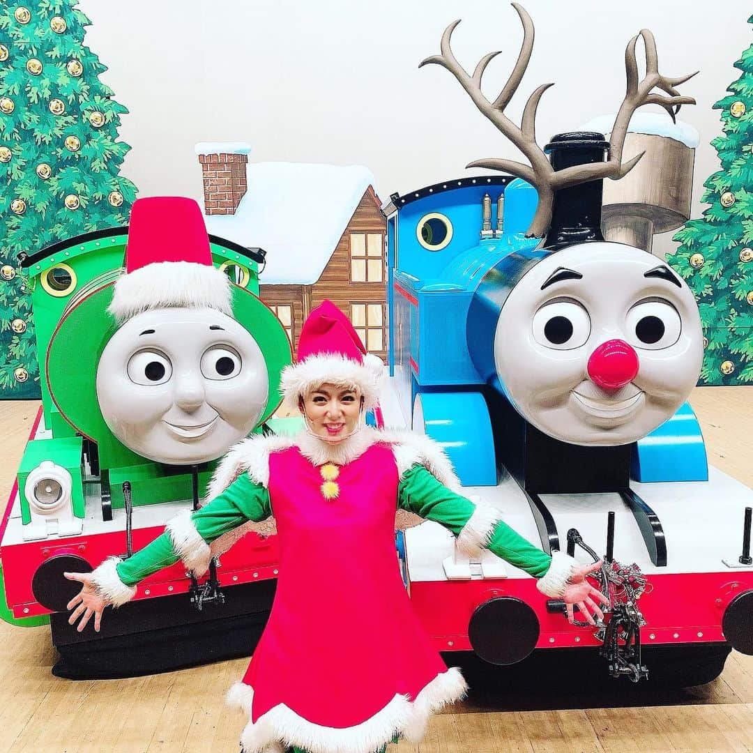 愛純もえりのインスタグラム：「なんと、今年は 『きかんしゃトーマス クリスマスコンサート ソドー島のメリークリスマス』  が動画配信されます❣️  詳しくは、プロフィールから私のブログに飛んでくださいね✨  配信期間はまだ先ですが、 「気になってたけど うちの子にはまだ早いんじゃ、、、」  「行きたいけどコロナが心配で、、、」  「大人1人では見に行かないなぁ 、、、」  などなど、 さまざまなご意見頂いていたので これを機にぜひ ご利用頂ければ嬉しく思います♪  期間が短いのでお気をつけくださいませ❗️  #きかんしゃトーマス #クリスマスコンサート #ソドー島のメリークリスマス #動画配信」