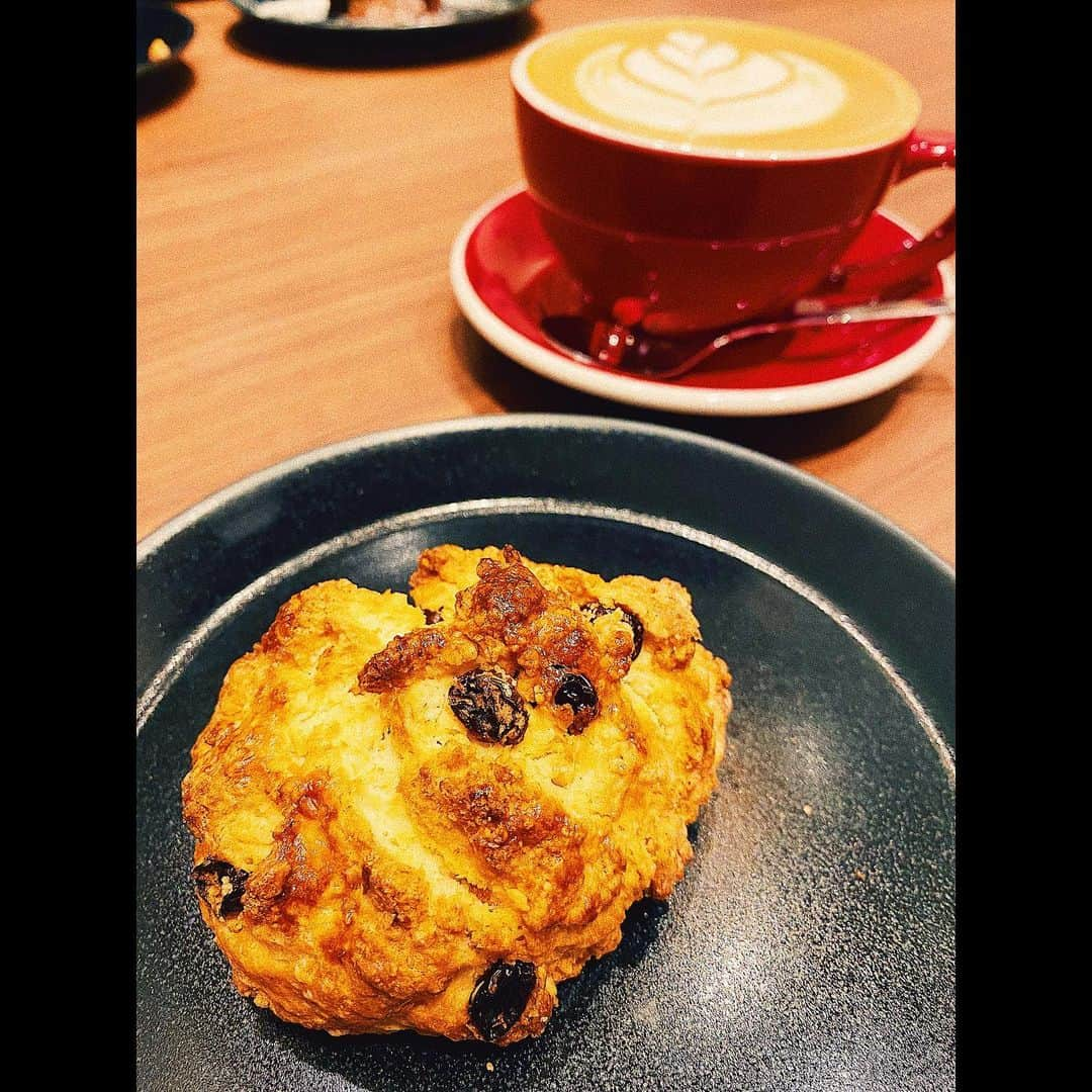 平祐奈さんのインスタグラム写真 - (平祐奈Instagram)「ERIC ROSE☕︎ coffeeが苦手な私でもこちらのラテは飲みやすくて 美味しくて飲めちゃう☺︎  全部美味しいけど特にマグロで出来てるバーガーが めちゃ美味しかった‼ お肉じゃないの⁉︎って疑ってしまうくらい鮪の旨味が凄くて あとなんといってもパンが最高‼︎ あの食感味わってみてほしい、、🤤  明日からOpenみたいです！ また行こーっと🌼 #ERICROSE #青山カフェ  #エリックローズ」12月11日 13時43分 - yunataira_official