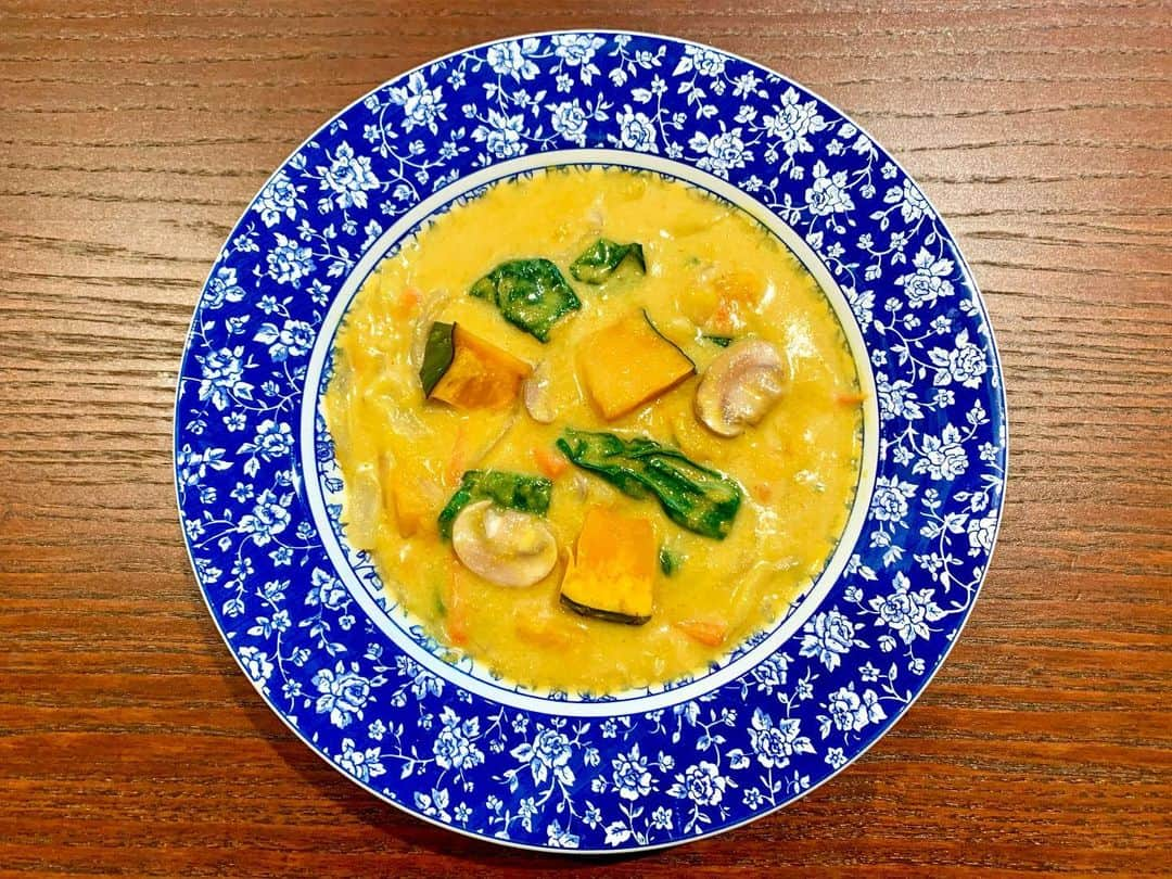 横井玲のインスタグラム：「These are my vegan soup recipes👩‍🍳Before I have changed my eating habit, I didn't really care about what I eat or where the foods come from. I believe it'll be the strongest weapon when both knowledges and experiences tag together🚀  - Pumpkin stew - Pot-au-feu - Carrot and peppers soup - Ratatouille - Corn cream soup  寒くなってきたので、スープレシピが活躍中٩( ᐛ )و ヴィーガンレシピサイトと睨めっこしながら、徐々に手際が良くなったり、自分のレシピが出来上がっていくのは、とても楽しいです。 何事も先入観に囚われずに、実際に手を動かしたり勉強してみて、経験を経た上での自論を持つようにしたい。 物よりも、そういうものを集める人生を歩みたいと思うこの頃です。  #vegan #veganrecipes #veganfood #veganlife #veganfoodie #food #soup #wintermenu #homemade #yummy #stayhealthy #animallovers #naturelovers  #ヴィーガン #ヴィーガン料理 #挑戦中 #自炊記録」