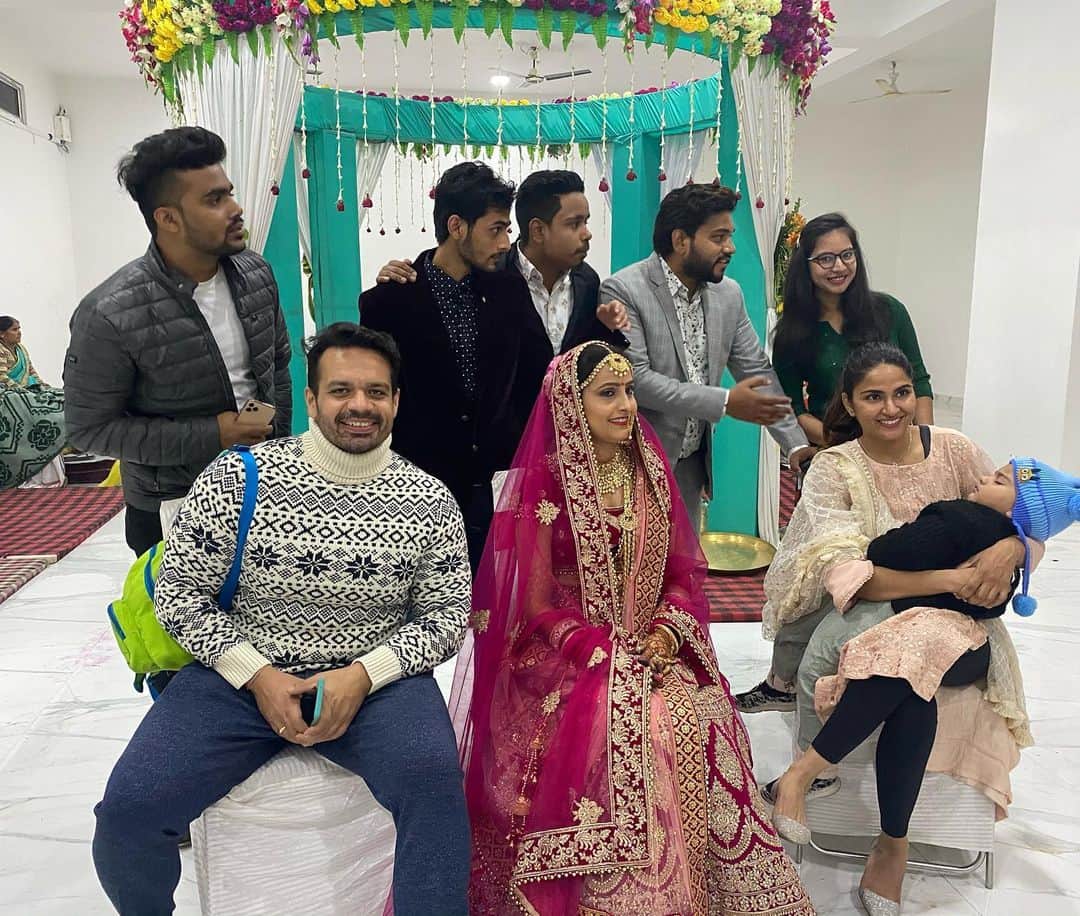 Gaurav Tanejaのインスタグラム：「Only vloggers know where the camera is.. Gaya, Bihar wedding vlog dropping soon. #flyingbeast #wedding #bihar #gaya」