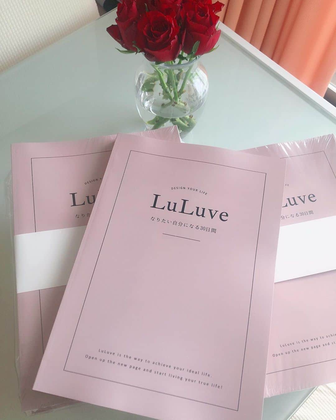 七尾エレナさんのインスタグラム写真 - (七尾エレナInstagram)「先日販売開始した 「LuLuve (ルルヴェ)」@luluve.jp  初回注文分が印刷会社から届きました✨ 来週から順次発送して参ります。  試作品よりもピンクの色味を濃くし 表紙もマット加工に。 オトナ可愛いデザインで 最後まで楽しく取り組めるデザイン！  220ページ、A4サイズ、フルカラー印刷 自分としっかり向き合え なりたい理想像や、夢、目標を見つけられる 書き込み式のワークブックです❣️  わたしとあっちんで0から完全オリジナルで 制作した力作です🥺❣️  2020年の振り返り 2021年の目標立てにおすすめ😍  わたしも自分用に1冊ゲットしたので 年末年始に改めて取り組む予定  また女性社員のモチベーション管理や マネジメントにお悩みの法人様用に 法人導入プランも今後作っていく予定なので 興味のある法人様はお気軽にDMください✨  #LuLuve #ルルヴェ #なりたい自分になる」12月11日 13時50分 - elenananao