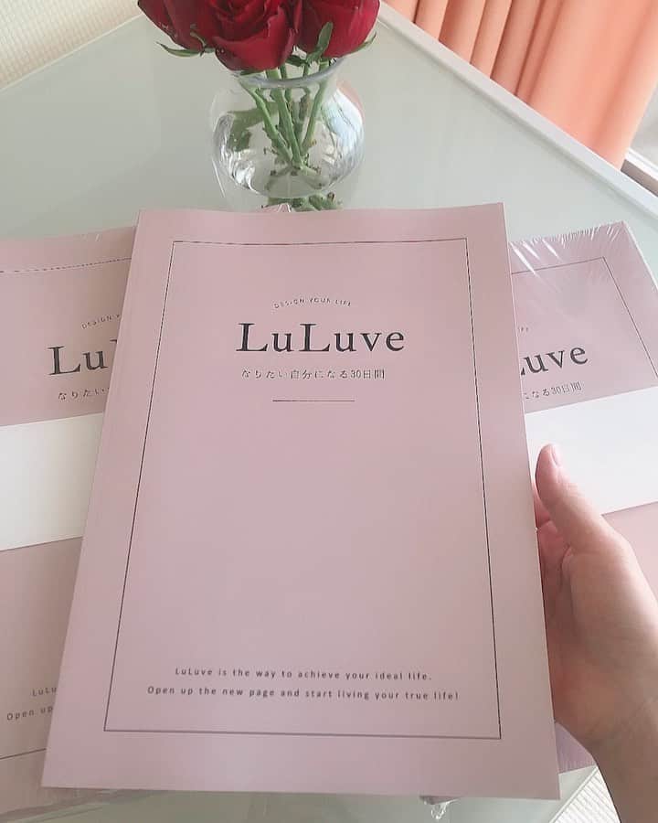 七尾エレナのインスタグラム：「先日販売開始した 「LuLuve (ルルヴェ)」@luluve.jp  初回注文分が印刷会社から届きました✨ 来週から順次発送して参ります。  試作品よりもピンクの色味を濃くし 表紙もマット加工に。 オトナ可愛いデザインで 最後まで楽しく取り組めるデザイン！  220ページ、A4サイズ、フルカラー印刷 自分としっかり向き合え なりたい理想像や、夢、目標を見つけられる 書き込み式のワークブックです❣️  わたしとあっちんで0から完全オリジナルで 制作した力作です🥺❣️  2020年の振り返り 2021年の目標立てにおすすめ😍  わたしも自分用に1冊ゲットしたので 年末年始に改めて取り組む予定  また女性社員のモチベーション管理や マネジメントにお悩みの法人様用に 法人導入プランも今後作っていく予定なので 興味のある法人様はお気軽にDMください✨  #LuLuve #ルルヴェ #なりたい自分になる」
