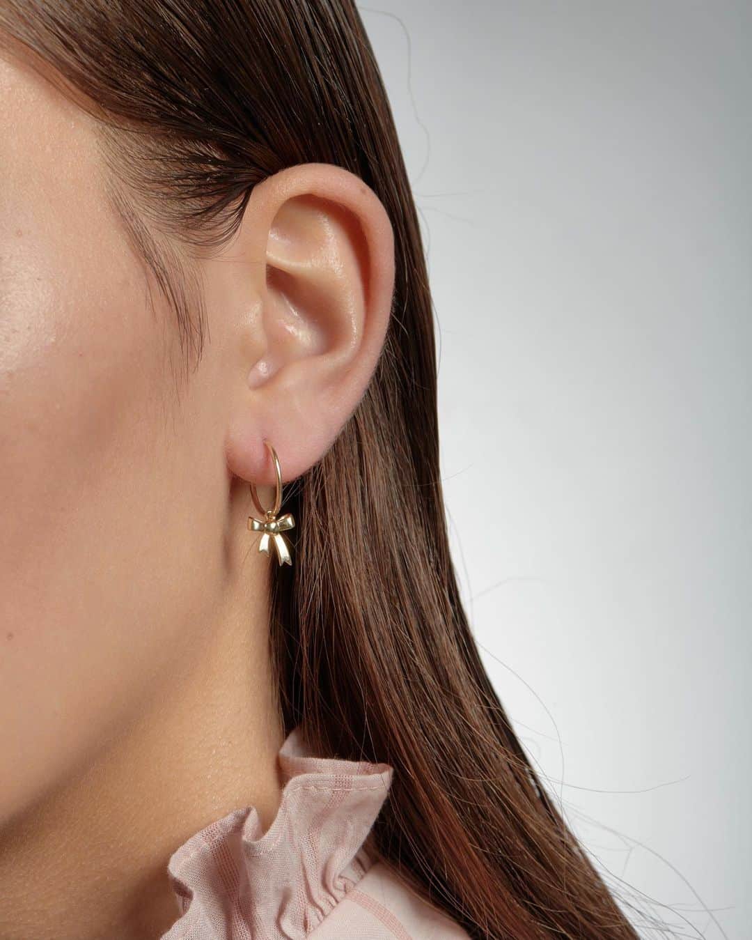 カレンウォーカーのインスタグラム：「The signature KW bow now miniaturised for sleepers. Select from 9ct gold, rose gold and sterling silver.」