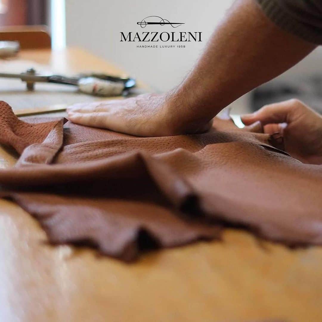 のインスタグラム：「#mazzolenigloves #madeinitaly #peccarygloves #peccary」