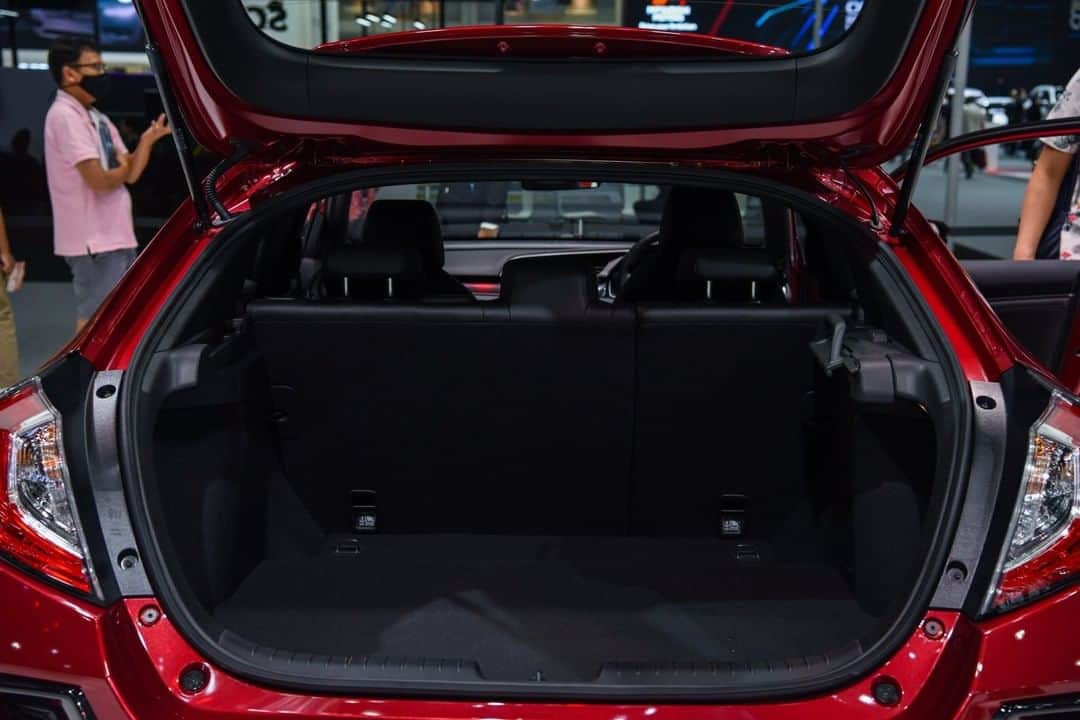 EnjoyHondaThailandさんのインスタグラム写真 - (EnjoyHondaThailandInstagram)「สัมผัส Honda Civic Hatchback รุ่น TURBO RS ยนตรกรรมสปอร์ตพรีเมียมแฮทช์แบ็ก 5 ประตู สีใหม่ สีแดงอิกไนต์ เมทัลลิก (Ignite Red Metallic) ได้ในงาน Motor Expo 2020 ที่บูท Honda (A14) อาคารชาเลนเจอร์ ฮอลล์ 2 อิมแพ็ค เมืองทองธานี ตั้งแต่วันที่ 2 – 13 ธ.ค. 63 หรือที่โชว์รูมฮอนด้าทั่วประเทศ  #HondaThailand #MotorExpoThailand #HondaCivicHatchback #NeverHoldBack #IgniteRedMetallic」12月11日 14時00分 - hondathailand