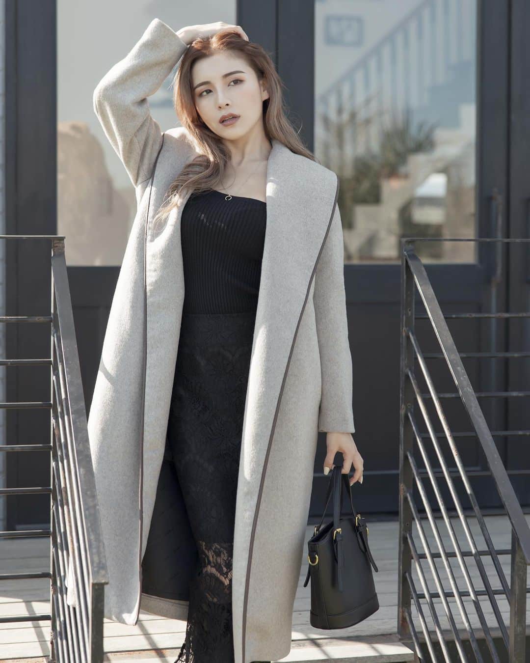 のインスタグラム：「𝐒𝐡𝐚𝐰𝐥 𝐜𝐨𝐥𝐥𝐚𝐫 𝐜𝐨𝐚𝐭,𝐋𝐢𝐧𝐞𝐫 𝐬𝐞𝐭 〈Ivory,Beige,Mocha,Black〉 滑らかな手触りとふっくらあたたかみある風合いが魅力のコート。 程よく身幅を保ったリラックス感あるサイジングに、優雅な女性らしさを演出するショールカラーには、配色のレザーで縁どったデザインに。 ゆったり目の袖付けで、真冬にはオーバーサイズのニットの上からも難なく着られるのが嬉しいポイント。 シンプルですっきりとしたフォルムなのでさらりと開けて着てもガウンを羽織ったようなエレガントな雰囲気に。  _____________________________________ www.ambient-online.com @ambientofficial @ambient_ariake @ambient_yurakucho @ambient.opa #アンビエント#ambient_official  #coordinate #styling #20AW #fw20 #chic」