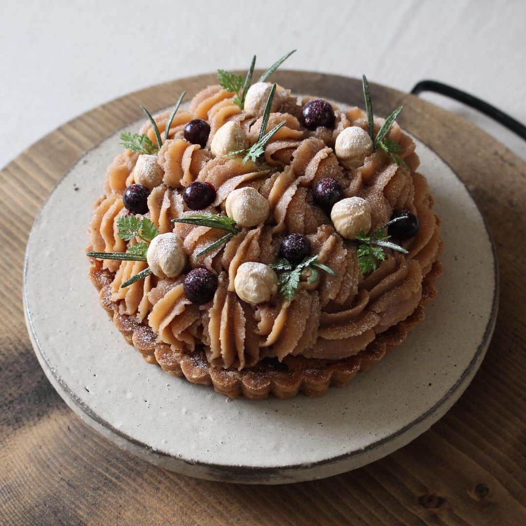 手紙社のインスタグラム：「【クリスマスケーキご予約お待ちしております！】 クリスマスまであと2週間ほど。手紙舎では2種のケーキをご用意しております。  栗とコーヒーとカシスのモンブランは、サクサクのタルト生地にしっかりと酸味を感じられるカシスを一緒に焼きこみました。その上に栗の渋皮煮とほろ苦いコーヒークリーム、マロンクリームを重ねました。ほんのり香るラム酒がコーヒーやワインにもぴったりです。甘すぎない大人なケーキに仕上げました。  ラベンダーと木苺のチーズムースは、ラベンダーとレモンの皮を混ぜたチーズムースの中に、木苺のムース、レモンソースが入っています。クリームチーズのコク、木苺とレモンの酸味の相性が良くクリスマスのディナーをお召し上がりの後でも、ぺろりと食べやすい軽やかな食感です。  【ご予約方法】  店頭かお電話にて承ります ※感染対策のため、なるべくお電話でのご予約をおすすめしております  手紙舎つつじヶ丘本店（042-444-5331）までご来店かお電話の上、 ・お名前 ・ご連絡先 ・ケーキの種類と個数 ・受け取り日 （12/23,24,25） 、おおよそのご来店時間  をお知らせください。  予約期間:12/5（土）〜20（水） 月・火定休 予約期間内であっても、上限数に達し次第予約を終了させていただきますので、お早めのご予約をおすすめいたします。  内容は一部変更になる場合がございます。  受取日時:12/23（水）〜25（金） 11時〜18時半（※店舗は17時閉店です。クリスマスケーキの受け取りのみ18時半まで承ります。） 受取場所:手紙舎つつじヶ丘本店（ご来店いただける方に限らせていただきます） 店頭でのお支払いになります。また、予約後のキャンセルはご遠慮くださいませ。  2020.12.11  詳しくは▶︎プロフィールページのリンク「手紙社公式ウェブサイト」→EVENT INTRODUCTION  #手紙社#手紙舎#tegamisha#クリスマスケーキ#クリスマス#モンブラン#チーズムース」