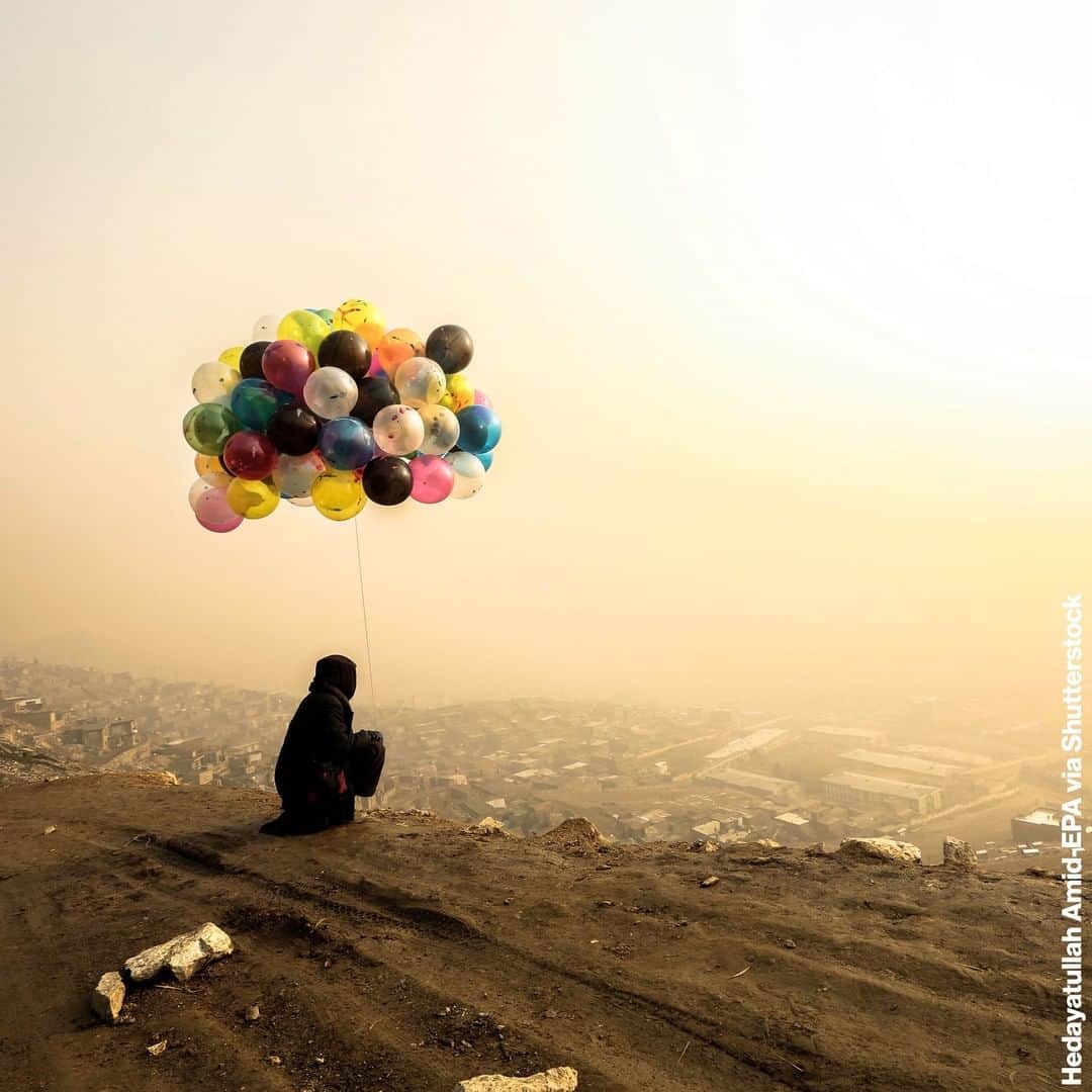 ABC Newsさんのインスタグラム写真 - (ABC NewsInstagram)「An Afghan balloon seller looks out through the smog from a hilltop in downtown Kabul. Air pollution has increased as thousands of families in Kabul started to use plastic, car tires, and raw coal in their stoves during the winter season.」12月11日 14時04分 - abcnews