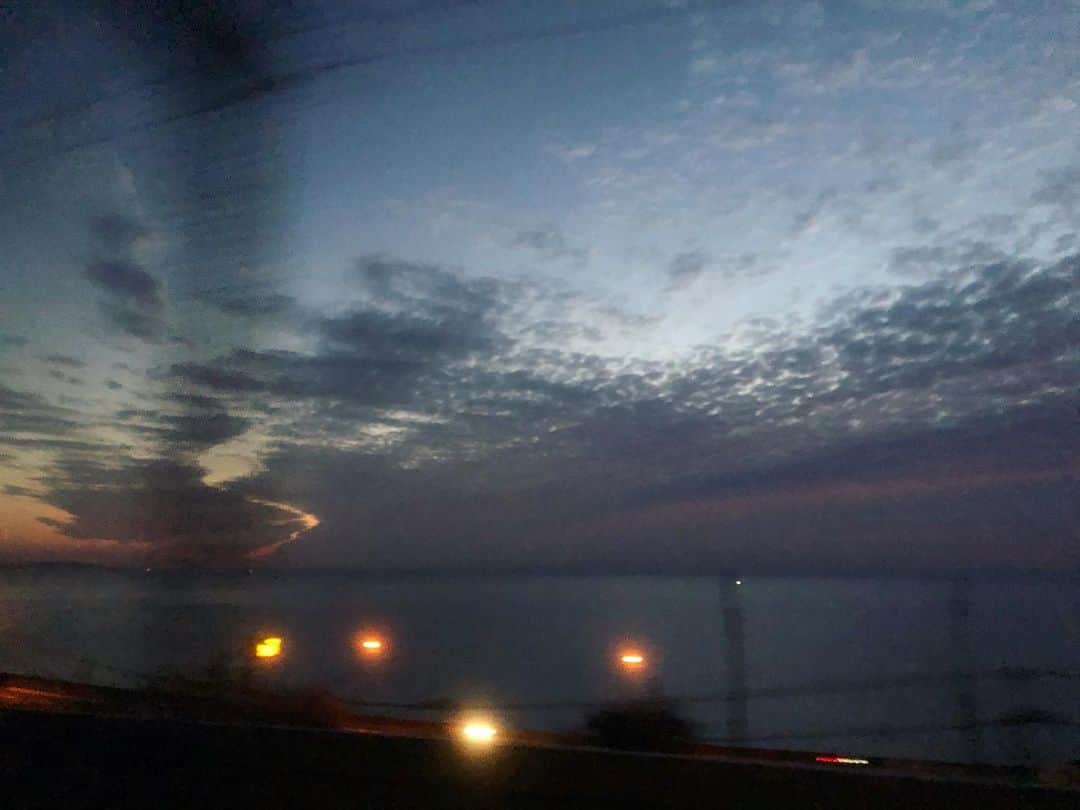 末永百合恵さんのインスタグラム写真 - (末永百合恵Instagram)「神在月の期間に八百万の神さまたちが出雲の地にこられて、入られてくる入り口の海。  ここへ来ると、また一年経ったんだなあ、と感慨深い気持ちになる。  海風強い。けど清々しい。  夜明け頃の海と空も綺麗。  #島根#出雲#11月#稲佐の浜#神在月#八百万の神#海#神在祭#夜明け#空#綺麗#shimane#izumo#sea#november#sacred#place#wind」12月11日 14時06分 - yurie__suenaga