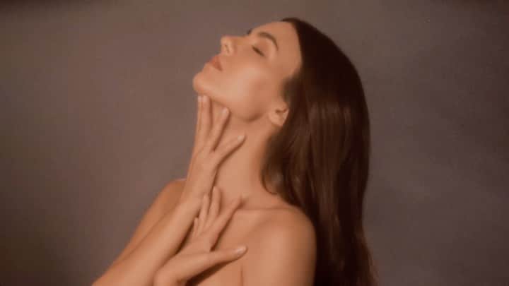 ヴィクトリア・ジャスティスのインスタグラム：「#TreatMyself is out everywhere!!!! I’m so excited to finally be sharing music again with you, and this is just the beginning. I love you guys ❤️ Enjoy it & treat yourselves with kindness, you deserve it 😘 (*link in bio!)」