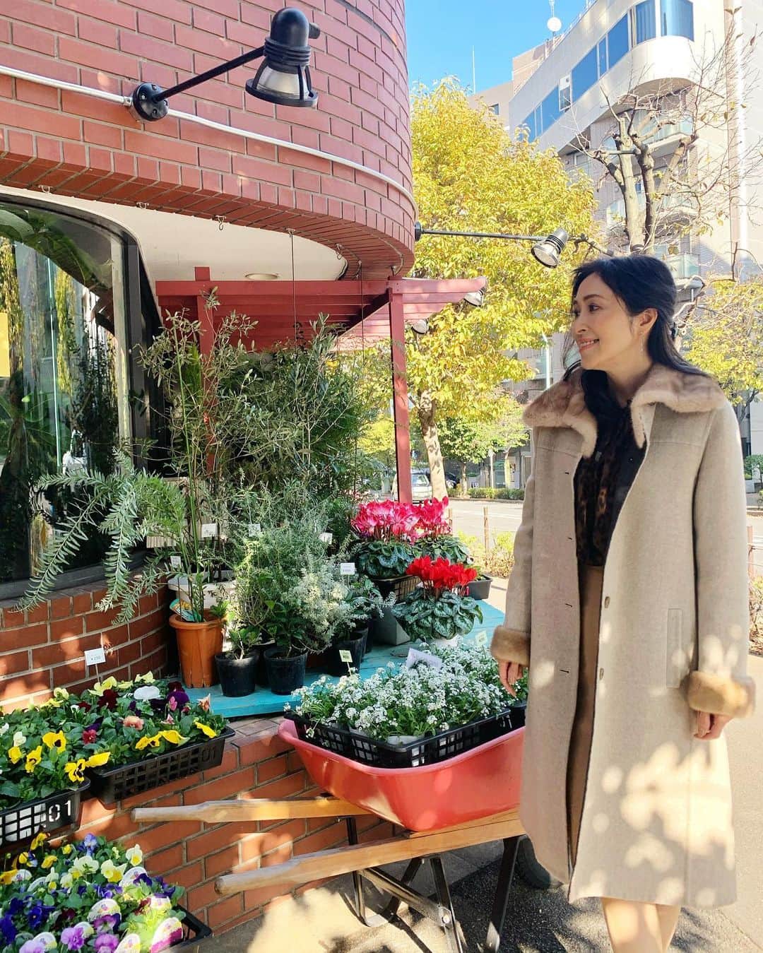 のインスタグラム：「今日はお祝いごとがあるので、プレゼントのお花を買いに。  I’m invited over a party to celebrate starting a new company. I’m going to bring a bouquet.  @definebeautyjapan  @definebeauty @ディファインビューティ  #アラフィフ  #コスメ  #コスメ好き  #キレイ  #キレイになりたい  #アラフィフコーデ #アラフィフ女子 #大人可愛い #今日のコーデ #大人スタイル #企業女子 #スナップミー #上品コーデ #キレイめコーデ #化粧品  #instapicture  #beauty  #beautiful  #fashionblog #fashionblogger #dailylook #tokyolife」