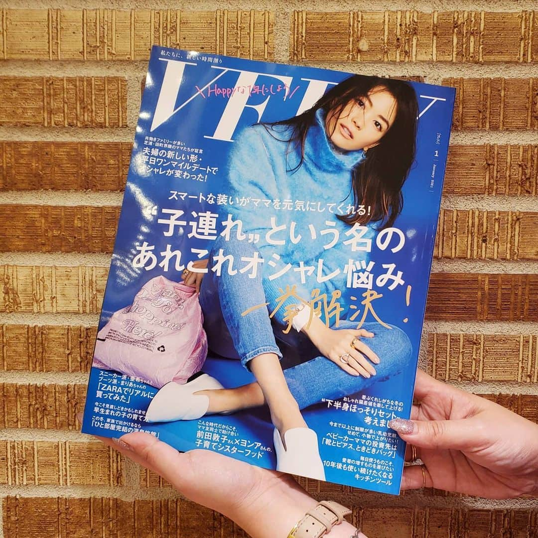 ILEMERさんのインスタグラム写真 - (ILEMERInstagram)「. VERY 1月号掲載❤️  嬉しい雑誌掲載のお知らせです😃 ファッション雑誌『VERY』に イルメールを掲載していただきました🎵  親子コーデのご参考に✨ もちろん、キャラバッグをどう持とうか… 悩んでいる皆さまも ぜひ参考にしてみてくださいね😊  何やら気になる⁉️事も書いてありました👀   皆さま、お近くの書店・コンビニにて チェックしてみてください📖❗  #イルメール #ilemer#イーマリーちゃん #キャラクター #キャラバッグ #ハッピードール #very掲載  本日、12月11日夜20:30頃～ インスタライブ配信します😃 大大大好評の着せ替えスニーカー👟 ご紹介いたしますのでお楽しみに🎵」12月11日 14時18分 - ilemer_official