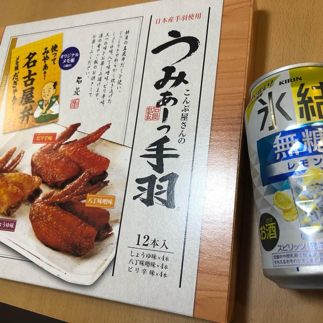 世手子さんのインスタグラム写真 - (世手子Instagram)「Finally lifted the ban on alcohol🍺🍻 The chicken wings in Nagoya are delicious🍗⭐️ Great value alcohol on Cyber ​​Sunday🌞 @ishikon.nagoya7  長きに渡り #アルコール禁止 させていたんですが、、 約20ヶ月ww ついに解禁しましたー！！！(T ^ T) 長かったよー！！ほーんとww #LOHACO #サイバーサンデー で #氷結無糖レモン 注文！ うみぁーっ手羽詰合せ12本入〜名古屋弁メモ帳付き〜 がお供です❤️❤️❤️ うみぁーっ手羽を軽く炙って卵焼き乗せて 親子どんぶり風にしてみました( ◠‿◠ ) お肉柔らかで食べやすかった✨✨ ツマミには最高でした(*´꒳`*) 疲れた身体にしみわたるぜ！！！ 名古屋弁メモ帳もついてお土産としても面白いよねww さー！今日もがんばります！！！ #石昆 #うみぁーっ手羽 #名古屋 #名古屋弁メモ帳  #asagakeで体験  @asagakecom」12月11日 14時18分 - rojide