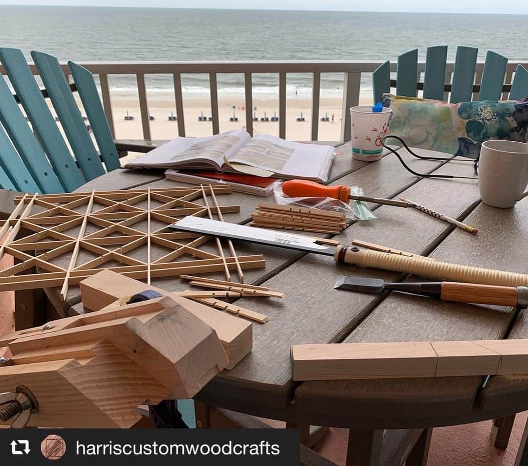 のインスタグラム：「Good vacation🏝So jealous!﻿ ﻿ #repost📸 @harriscustomwoodcrafts﻿ Vacation woodworking. With @mekwoodworks Art of Kumiko, @hidatool chisel, and @suizan_japan dozuki saw﻿ ﻿ #kumiko﻿ ﻿ #suizan #suizanjapan #japanesesaw #japanesesaws #japanesetool #japanesetools #craftsman #craftsmanship #handsaw #pullsaw #ryoba #dozuki #dovetail #flushcut #woodwork #woodworker #woodworkers #woodworking #woodworkingtools #diy #diyideas #japanesestyle #japanlife」