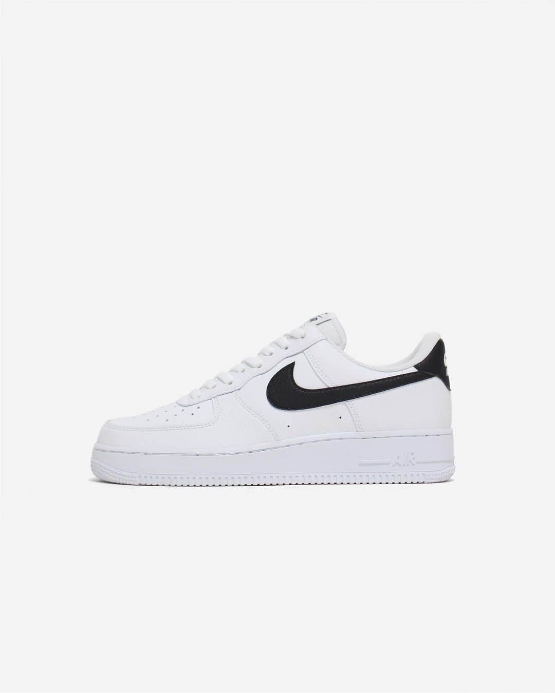 A+Sのインスタグラム：「in stock now  ■NIKE AIR FORCE 1 ’07 COLOR : WHITE - BLACK SIZE : 26.0cm - 29.0cm PRICE : ¥10,000 (+TAX)  洗練された伝説のスタイル。 ナイキ エア フォースワン '07は、人気のバスケットボールシューズのオリジナルモデルに新たなテイストを加えた一足。丈夫なステッチを施したオーバーレイ、大胆なカラー、適度な光沢によって個性が際立つデザインです。  Sophisticated legendary style. The Nike Air Force One '07 is a pair of original models of popular basketball shoes with a new taste. Durable stitched overlays, bold colors and moderate luster make the design stand out.  #a_and_s #NIKE #AIRFORCE1 #NIKEAIRFORCE1」