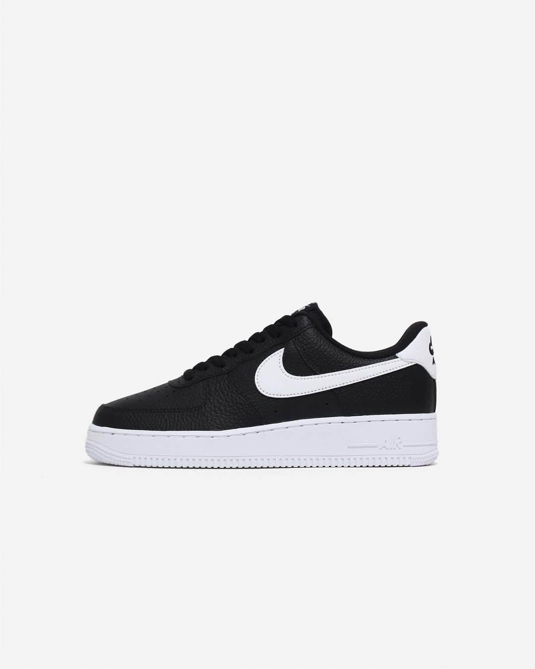 A+Sのインスタグラム：「in stock now  ■NIKE AIR FORCE 1 ’07 COLOR : BLACK - WHITE SIZE : 26.0cm - 29.0cm PRICE : ¥10,000 (+TAX)  洗練された伝説のスタイル。 ナイキ エア フォースワン '07は、人気のバスケットボールシューズのオリジナルモデルに新たなテイストを加えた一足。丈夫なステッチを施したオーバーレイ、大胆なカラー、適度な光沢によって個性が際立つデザインです。  Sophisticated legendary style. The Nike Air Force One '07 is a pair of original models of popular basketball shoes with a new taste. Durable stitched overlays, bold colors and moderate luster make the design stand out.  #a_and_s #NIKE #AIRFORCE1 #NIKEAIRFORCE1」