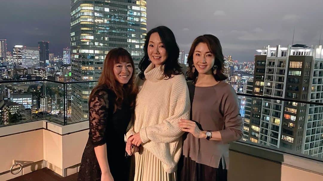 のインスタグラム：「先日、憧れの女優さんであり大好きな女性、とよた真帆さん @maho_toyota と 人気美容ライターでありゴルフが上手すぎる内田芙美ちゃん @fumuchi とデートを 美味しいお肉を頂いてきました🥩💓 ・ 肉食ですが...笑 私たちの会話はヘルシーに みんな自然体でHappyな時間を楽しみました✨ ・ 思い起こせば今年の10月、日本を元気にしたいと企画者の真帆さんにお誘い頂いて実現した #東京大盆踊り2020 オンラインフェスティバル マエノリさん、ヒロヨちゃんと盆踊りダンサーとしての参加してとっても嬉しくて良い思い出になりました✨ 来年こそはリアルに多くの人々が集える楽しいイベントになりますように願います⭐️ ・ 春は先が見えずこの先どう舵を取れば良いのか悩み途方に暮れた時もありましたが、有難いことに わたしの周りには温かい仲間がいて互いに励まし合い 精神的にも随分と救われて 私自身、元気をキープ 何とか乗り越えることができました 一年の締めくくり12月を迎え、これまでにない感謝の一年だったなと幸せを噛み締めています😌 ・ お肉デートの話から随分と話が飛びましたが...笑 今、そんな心境です 真帆さん、いつも、いつもありがとう😘 ・ ・ #女優 #とよた真帆 さん #美容家 #内田芙美 さん #お肉デート #大切な人と過ごす時間  #2020年は感謝の一年 #一人一人のお顔が浮かびます #肉食女子 #だけどヘルシーだよ  #写真撮影の時だけマスク外してます  #ソーシャルディスタンス鉄板焼き #感染対策がしっかりしているお店は安心だね #美味しかったご馳走様でした  #東京盆踊り2020  #浴衣 #ベルーナ #model #芦田桂子」