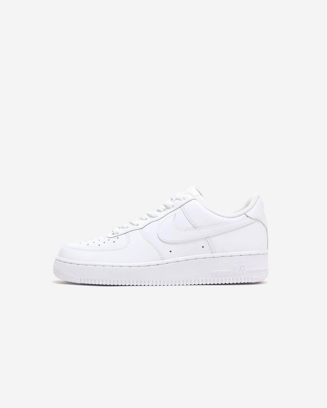 A+Sのインスタグラム：「in stock now  ■NIKE AIR FORCE 1 ’07 COLOR : WHITE SIZE : 26.0cm - 29.0cm , 30.0cm PRICE : ¥10,000 (+TAX)  洗練された伝説のスタイル。 ナイキ エア フォースワン '07は、人気のバスケットボールシューズのオリジナルモデルに新たなテイストを加えた一足。丈夫なステッチを施したオーバーレイ、大胆なカラー、適度な光沢によって個性が際立つデザインです。  Sophisticated legendary style. The Nike Air Force One '07 is a pair of original models of popular basketball shoes with a new taste. Durable stitched overlays, bold colors and moderate luster make the design stand out.  #a_and_s #NIKE #AIRFORCE1 #NIKEAIRFORCE1」